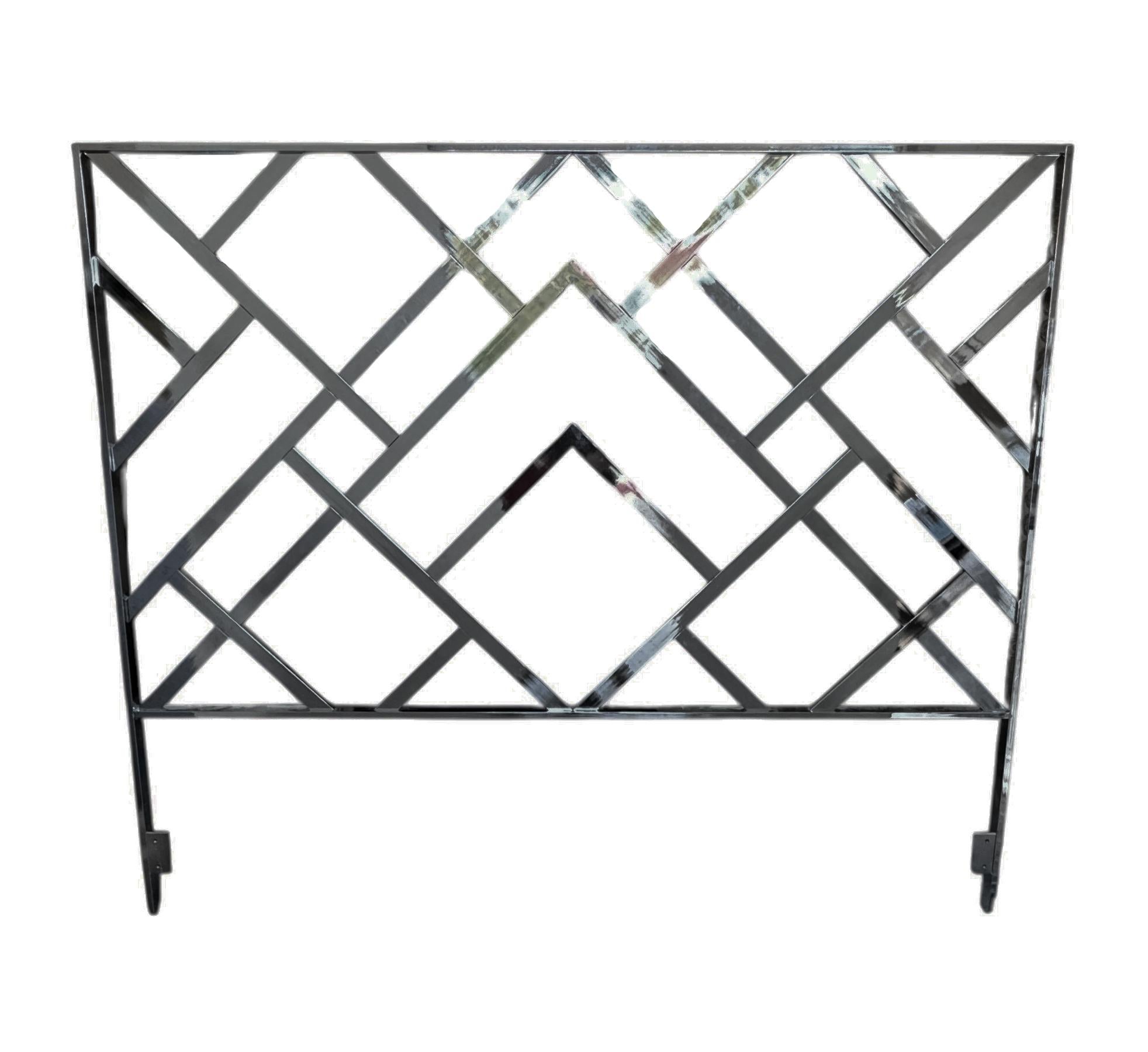 Italiano Testiera alta Milo Baughman Hollywood Regency Chinoiserie King Size in Chrome in vendita
