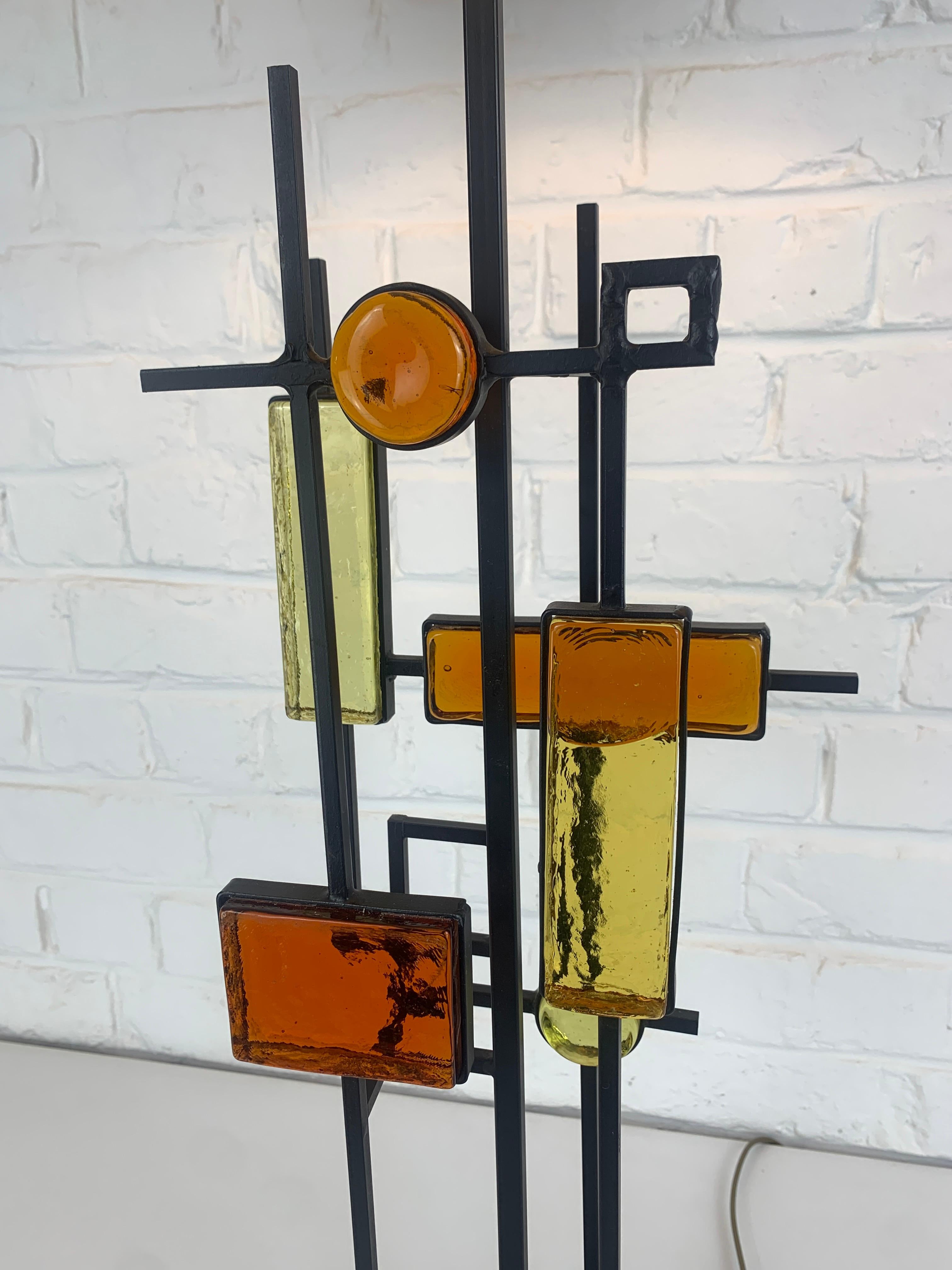 Mesa alta modernista de lámpara Svend Aage Holm Sorensen, Dinamarca, Hierro y cristal en Bueno estado para la venta en Vorst, BE