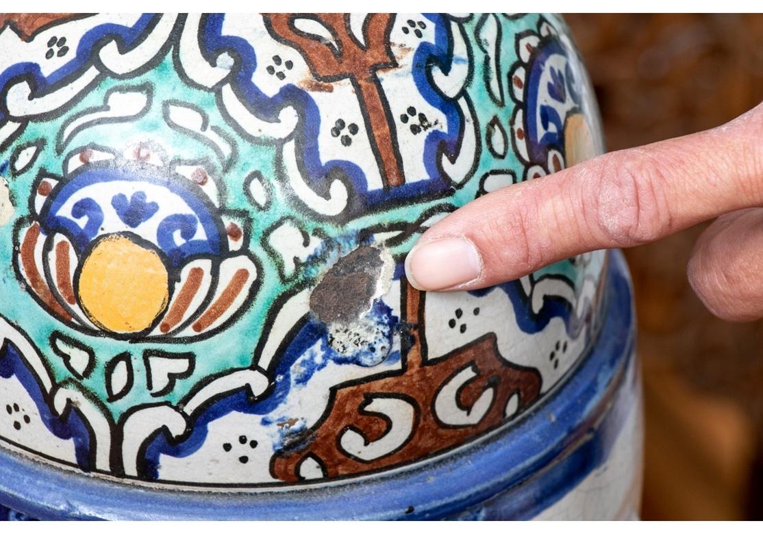 Marocain Grande jarre à couvercle en céramique décorée de glaçures marocaines en vente