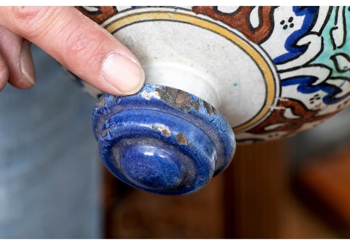 Peint à la main Grande jarre à couvercle en céramique décorée de glaçures marocaines en vente