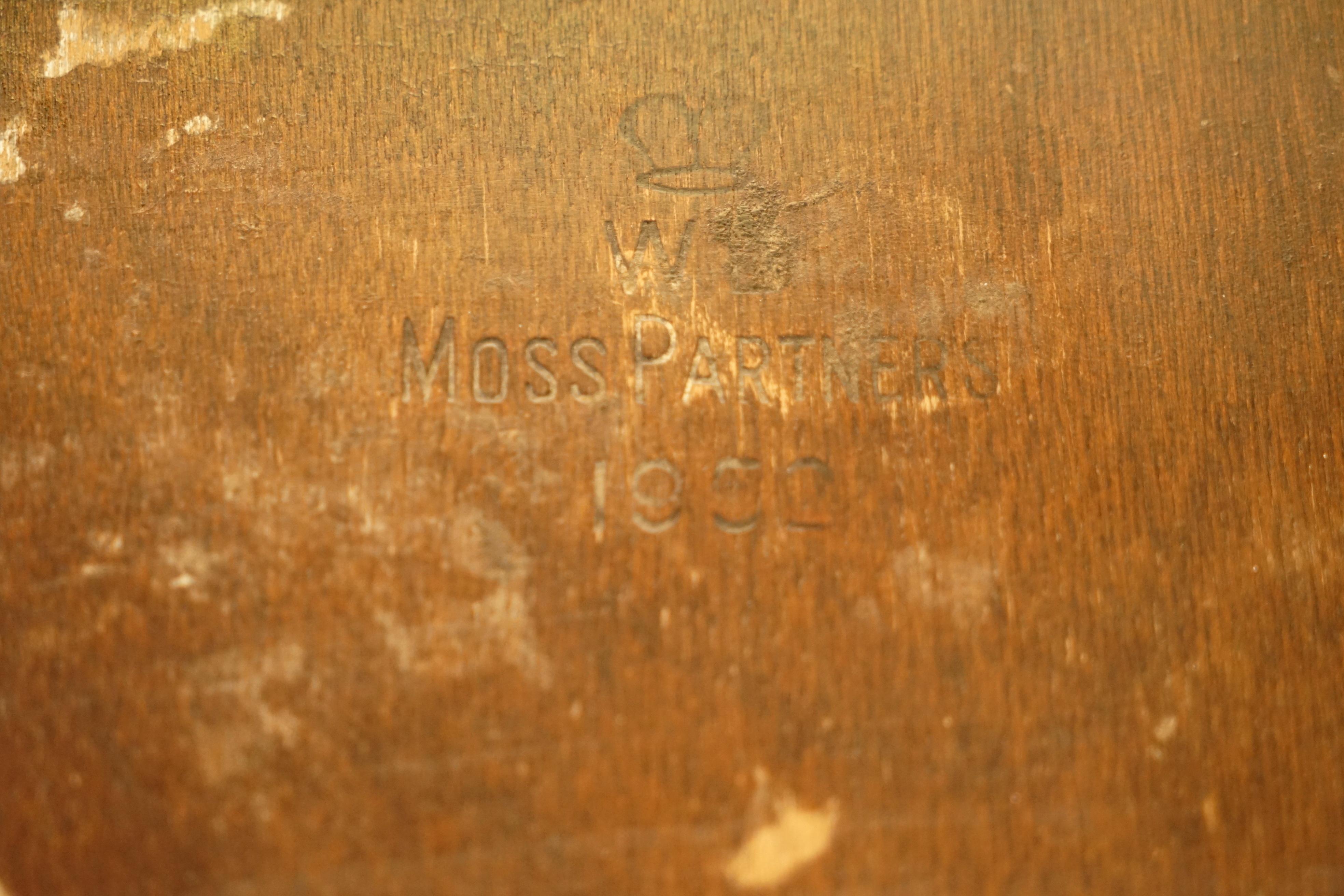 Nous sommes ravis d'offrir à la vente cette superbe table à vin originale Moss Partners 1952, entièrement estampillée, qui fait partie d'une suite.

Il s'agit d'une table d'appoint très bien faite, elle est haute et fonctionne mieux dans un