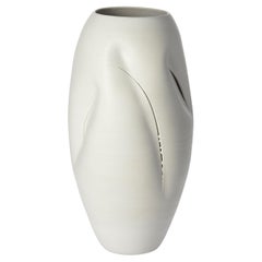 Große mehrreihige Form Nr. 120, weiße Keramikvase in weißer Form von Nicholas Arroyave-Portela