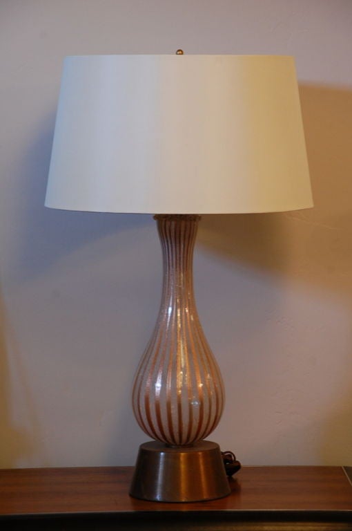 Grande lampe de table en verre de Murano par Dino Martens pour Aureliano Toso. Recâblé ; avec un nouveau store en soie personnalisé.