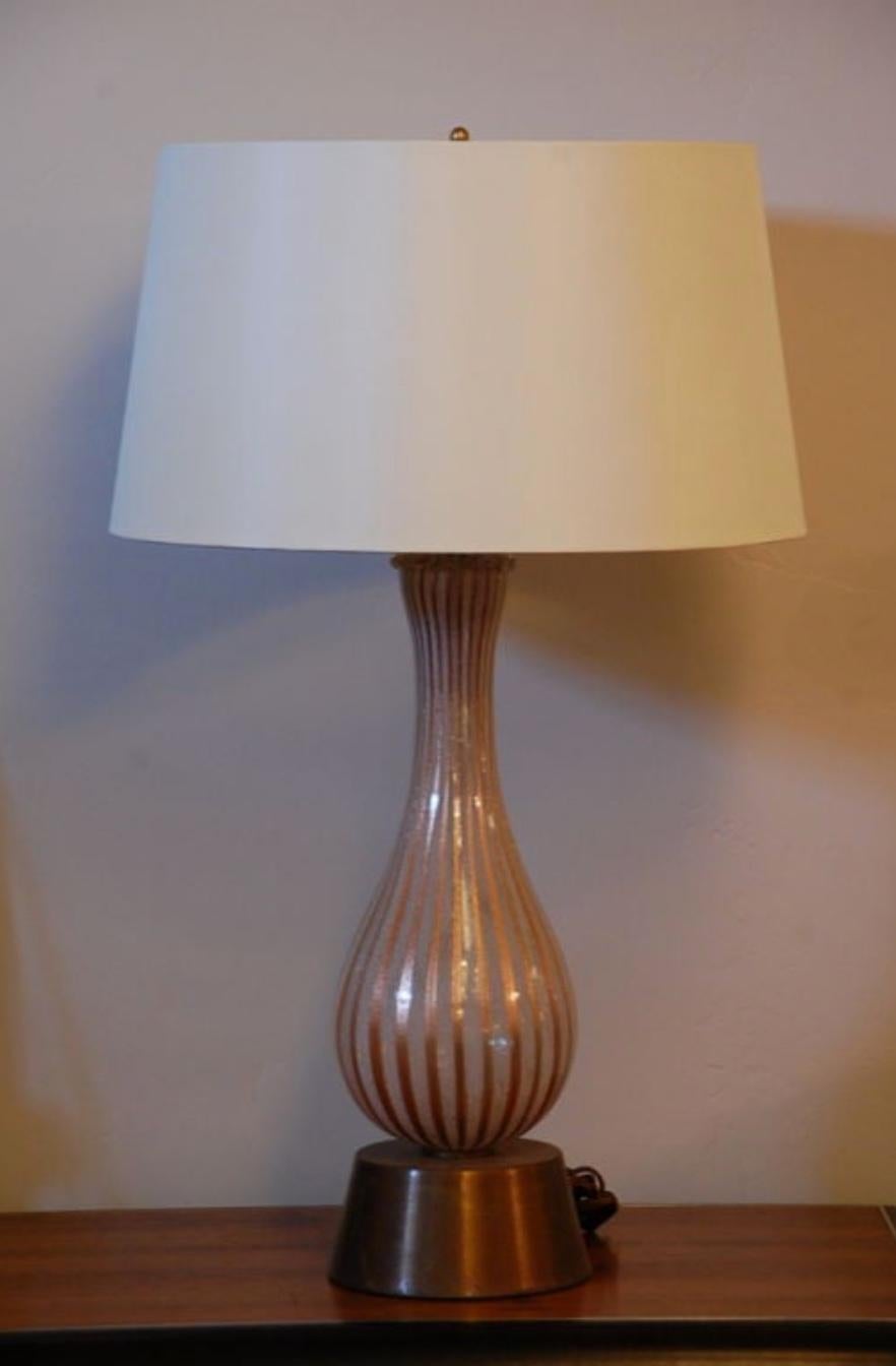 Grande lampe de table en verre de Murano par Dino Martens pour Aureliano Toso. Recâblé ; avec un nouveau store en soie personnalisé.