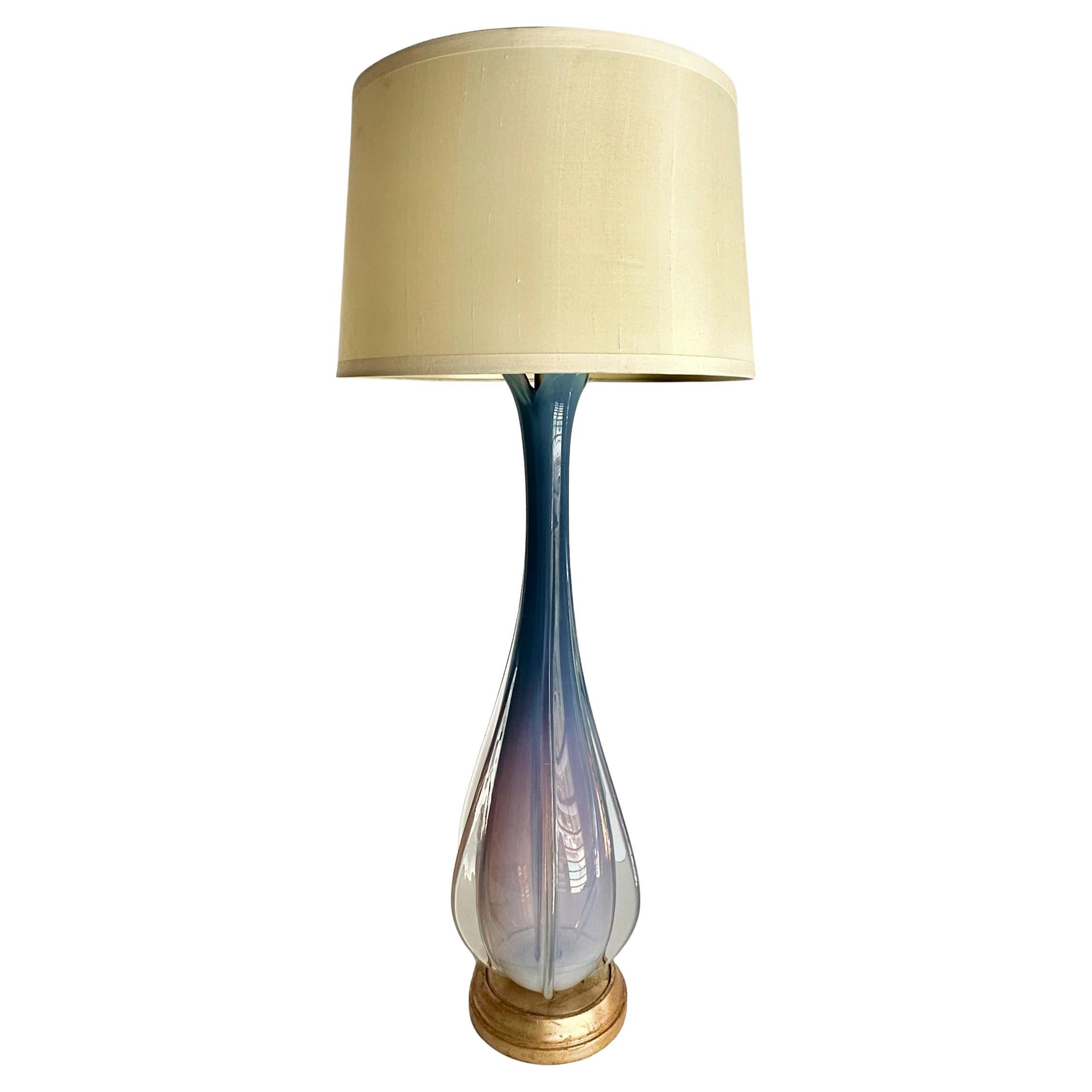 Grande lampe de bureau italienne bleue opalescente ailée de Murano
