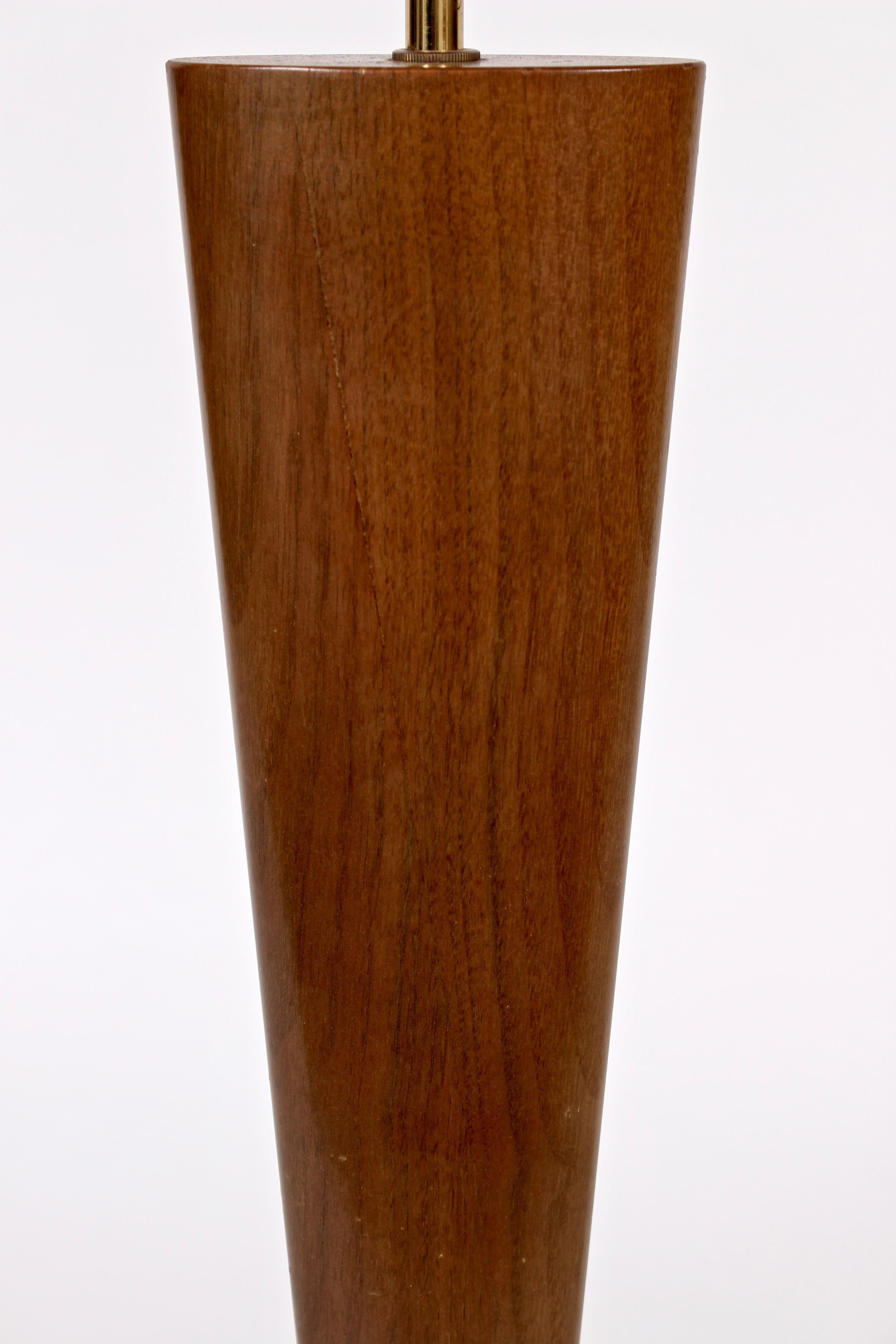 Tall Mutual Sunset Walnut & Brass Table Lamp on Footed Oval Base, 1950s In Good Condition For Sale In Bainbridge, NY