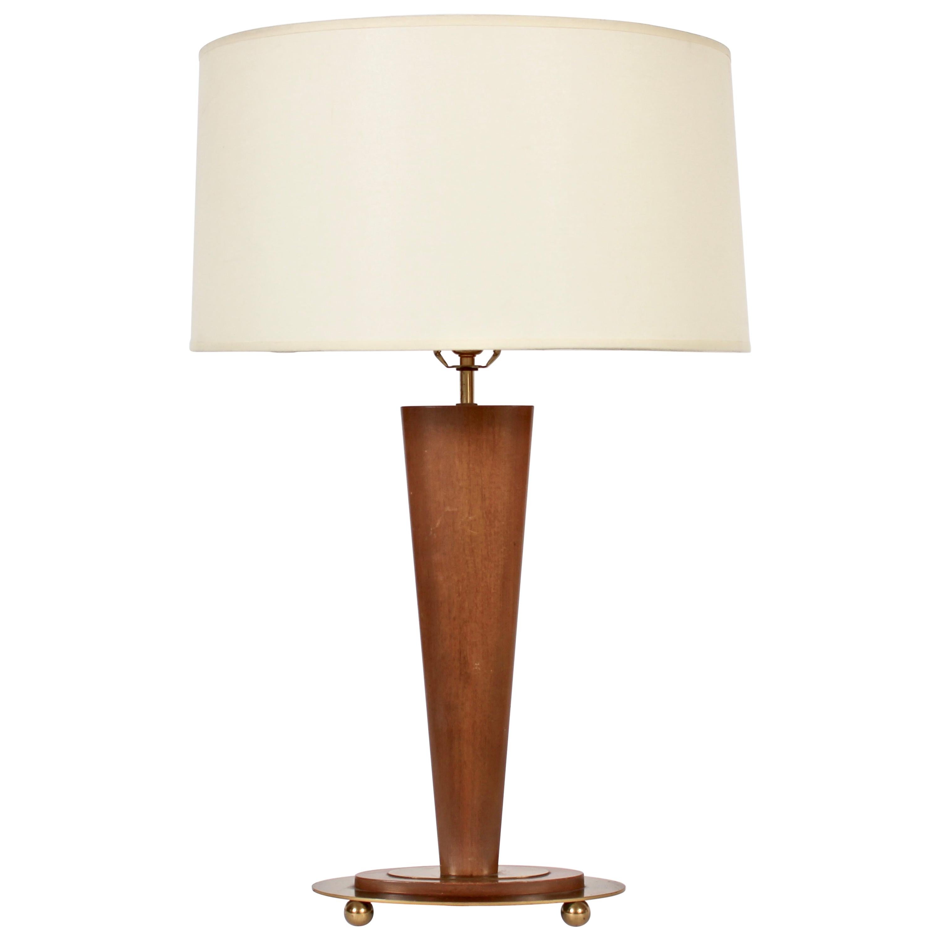 Lámpara de mesa alta Mutual Sunset de nogal y latón sobre base oval con patas, años 50