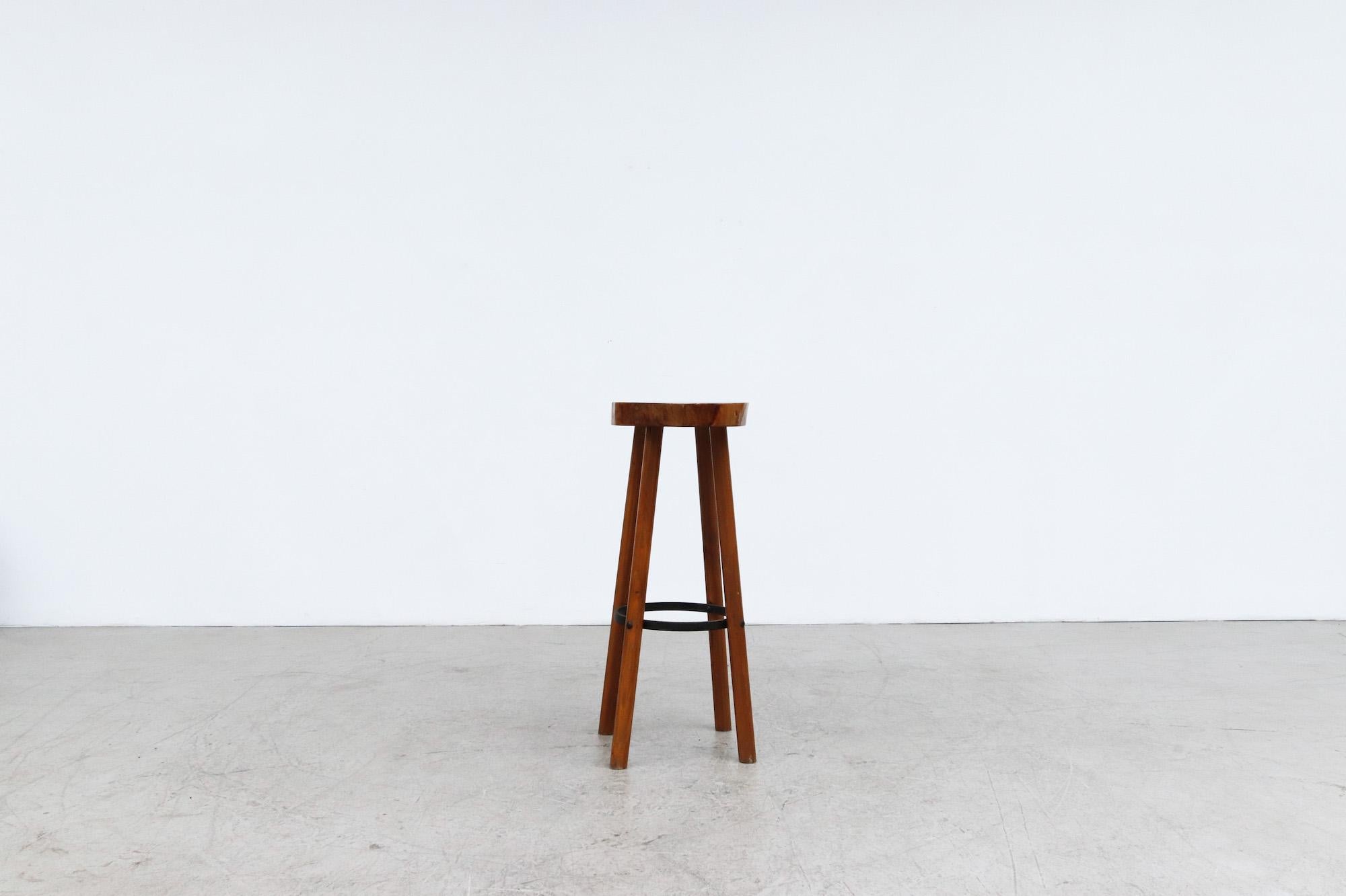 Mid-Century Modern Grand tabouret de bar d'inspiration Nakashima avec plateau à bord vif en forme de tronc d'arbre en vente