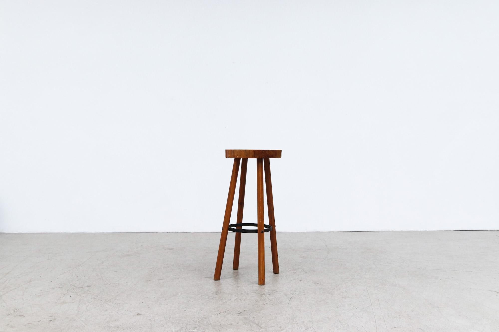 Néerlandais Grand tabouret de bar d'inspiration Nakashima avec plateau à bord vif en forme de tronc d'arbre en vente