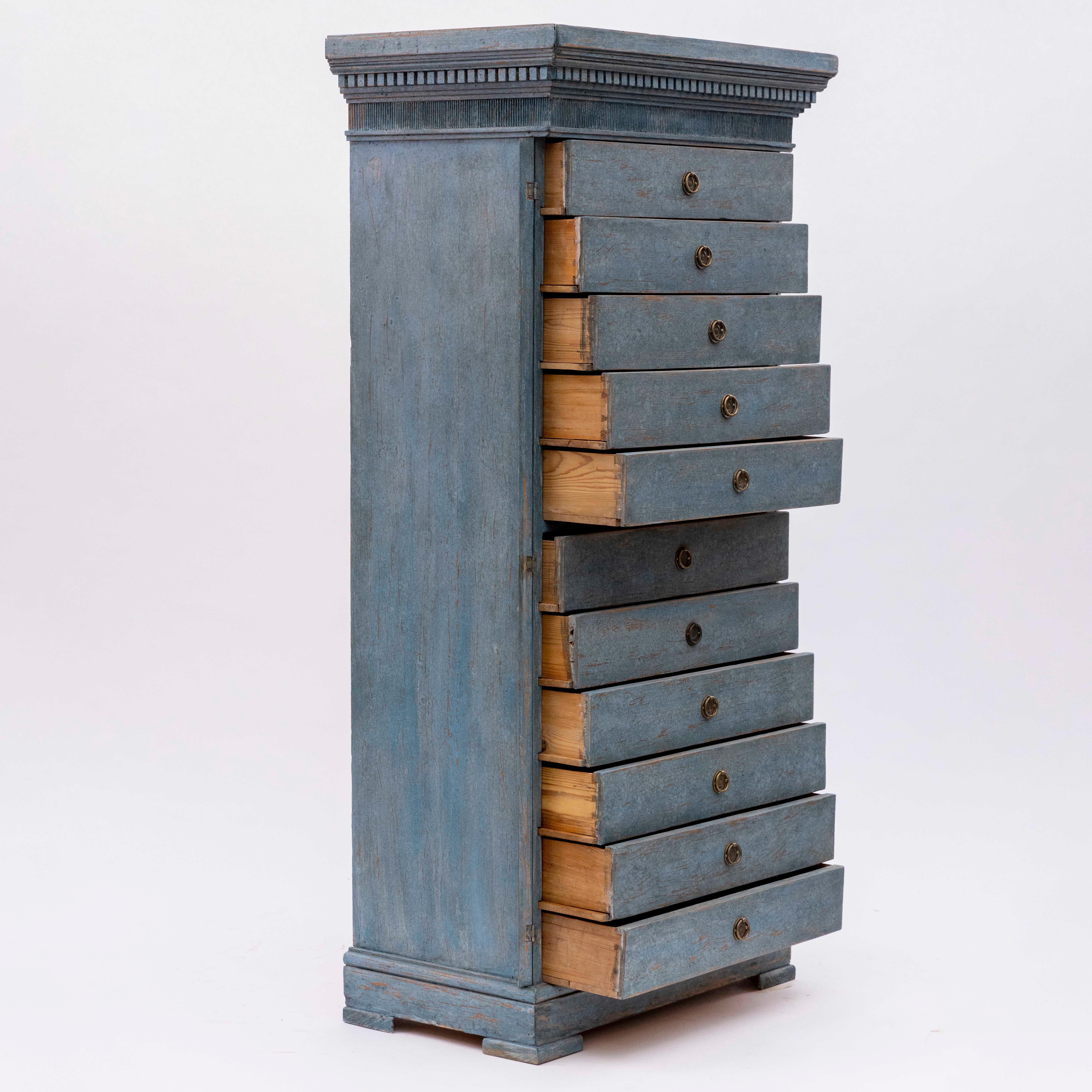 Große Kommode im Louis-XVI-Stil mit 11 Schubladen.
Diese Truhe ist eine Sonderanfertigung und somit ein Unikat.
Er ist aus Kiefernholz gefertigt, wurde mit blauer Farbe restauriert und weist eine schöne Patina auf.
Der obere Teil ist mit
