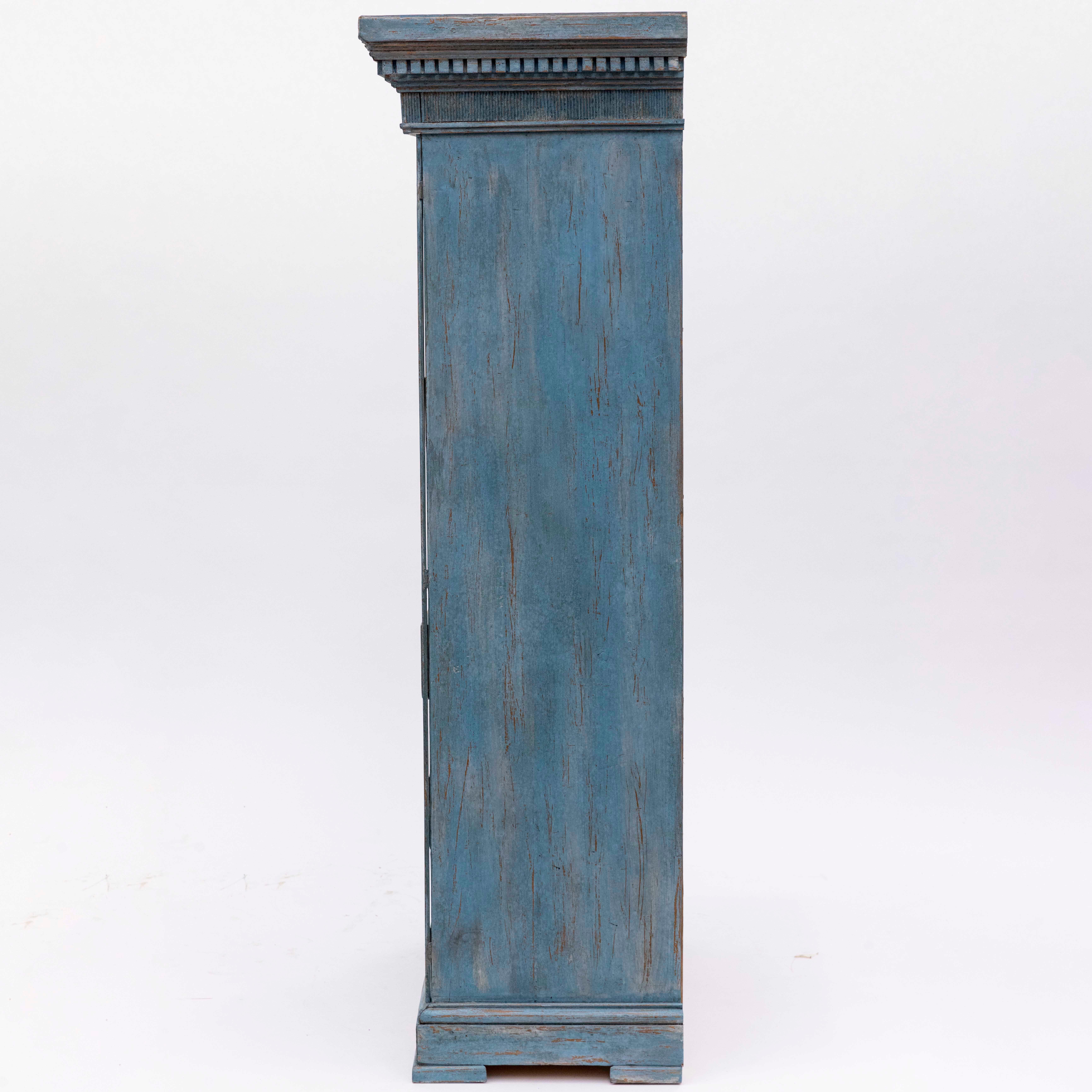 Große schmale blau bemalte Louis-XVI-Kommode (Louis XVI.) im Angebot