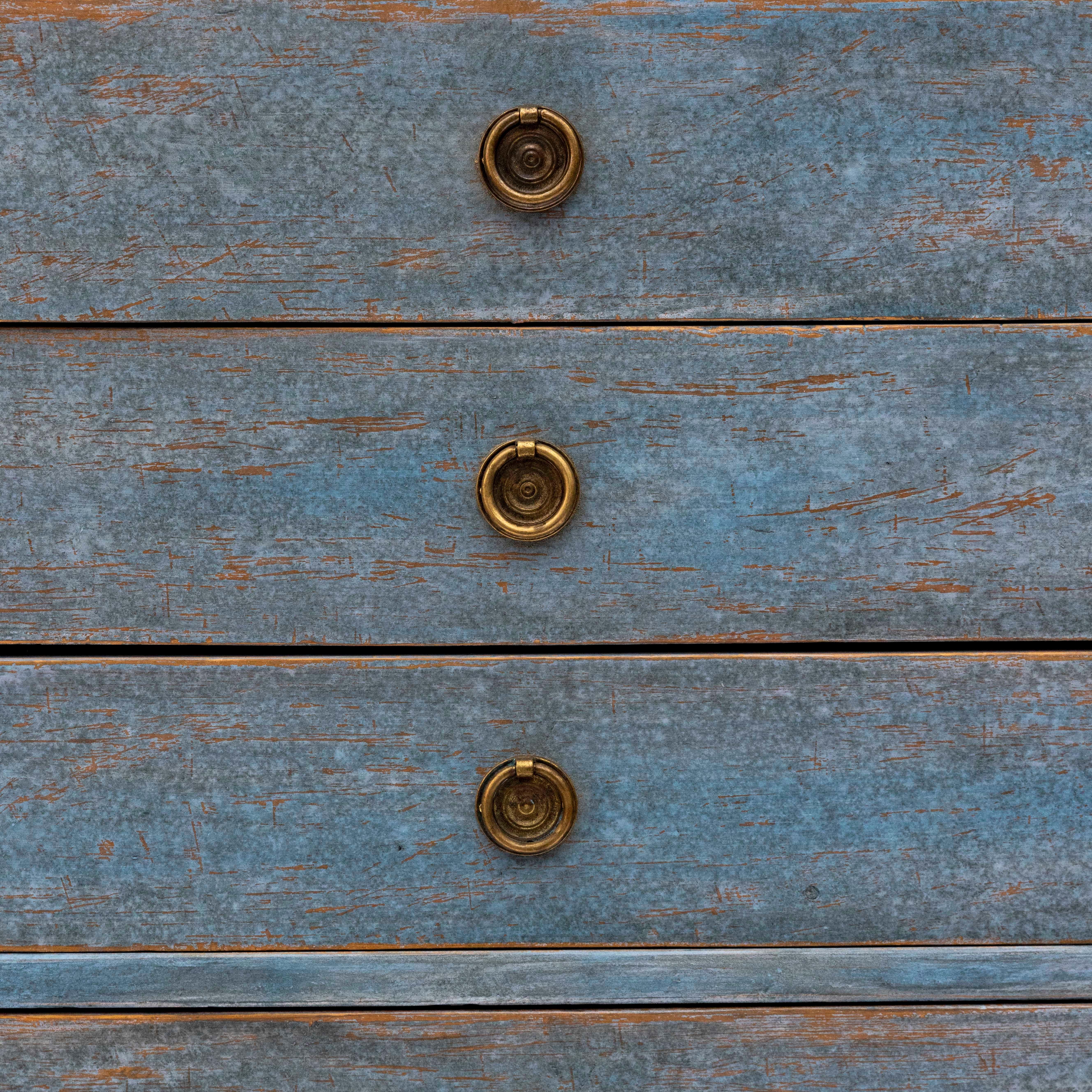 Große schmale blau bemalte Louis-XVI-Kommode (Dänisch) im Angebot
