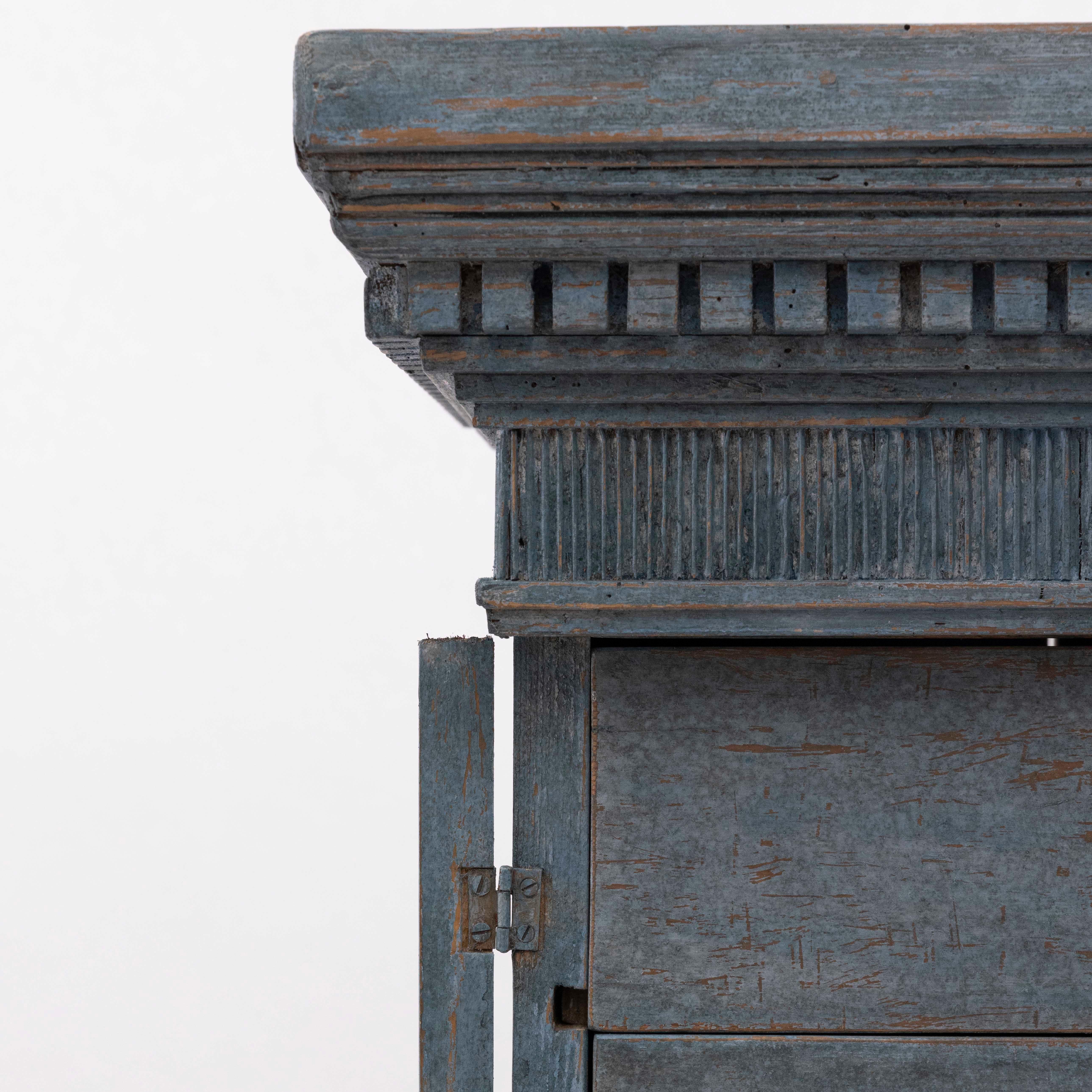 Große schmale blau bemalte Louis-XVI-Kommode (Gemalt) im Angebot