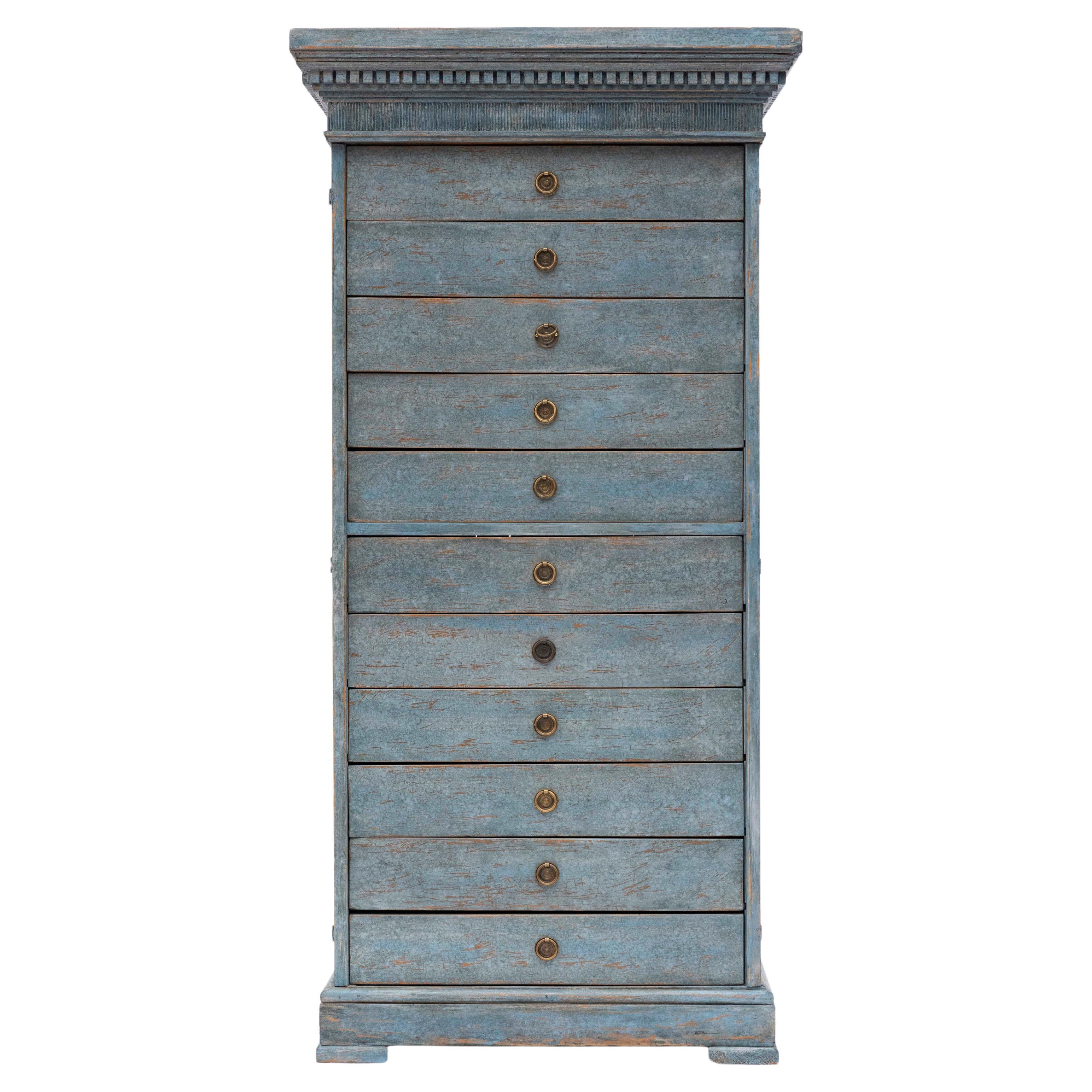 Große schmale blau bemalte Louis-XVI-Kommode im Angebot