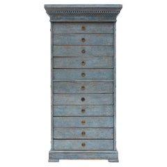 Cómoda alta y estrecha Luis XVI pintada de azul