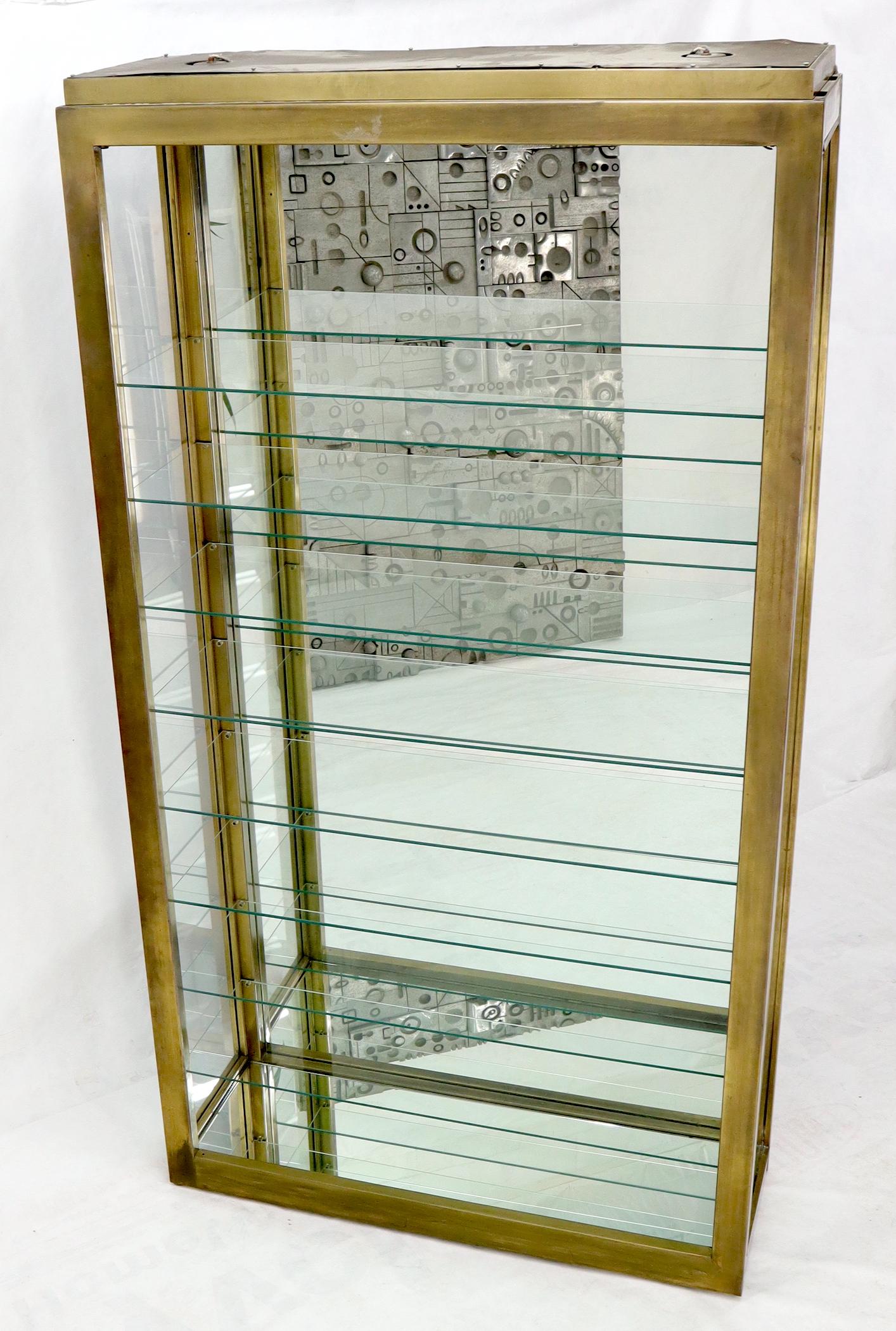 20ième siècle Grande étagère de rangement de bibliothèque étroite en verre réglable à finition laiton