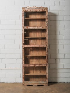 Hoher schmaler Holzvitrinenschrank mit originaler Patina