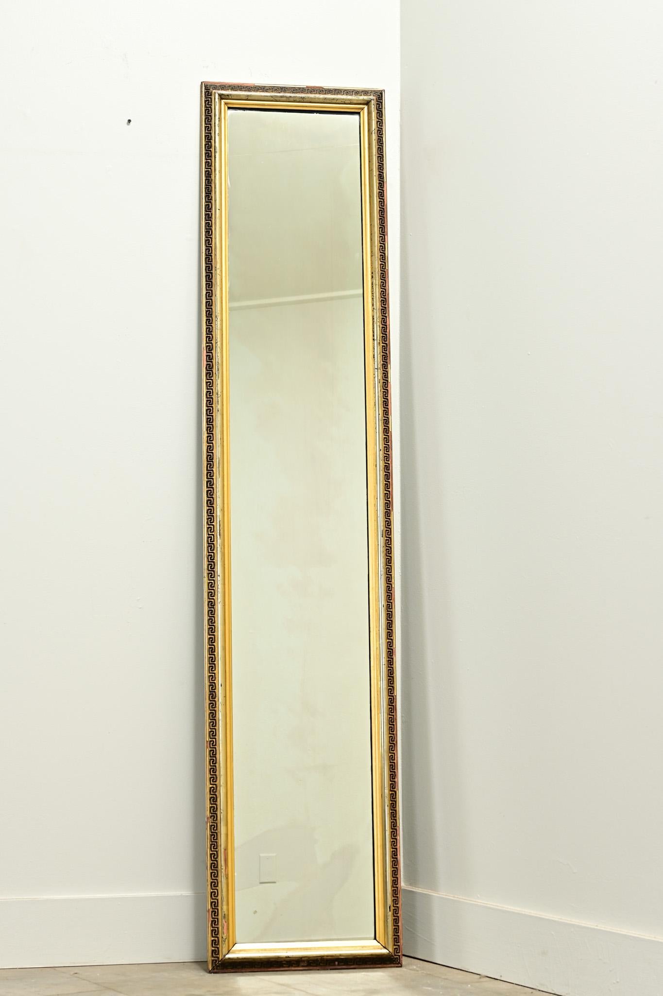 Ein hoher vergoldeter Empire-Spiegelrahmen aus den Niederlanden mit einem geschnitzten griechischen Schlüsselmotiv und einer originalen Spiegelplatte. Achten Sie darauf, die detaillierten Bilder zu sehen, um den aktuellen Zustand dieses antiken