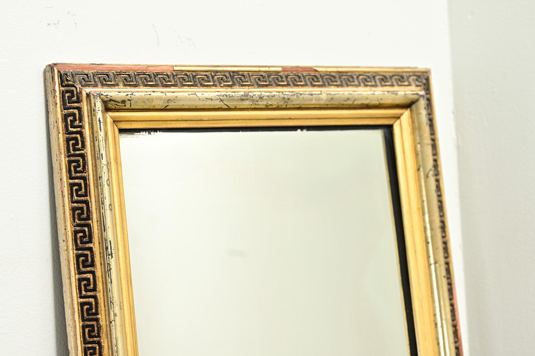 Hoher & schmaler Empire-Spiegel vergoldet im Zustand „Gut“ im Angebot in Baton Rouge, LA