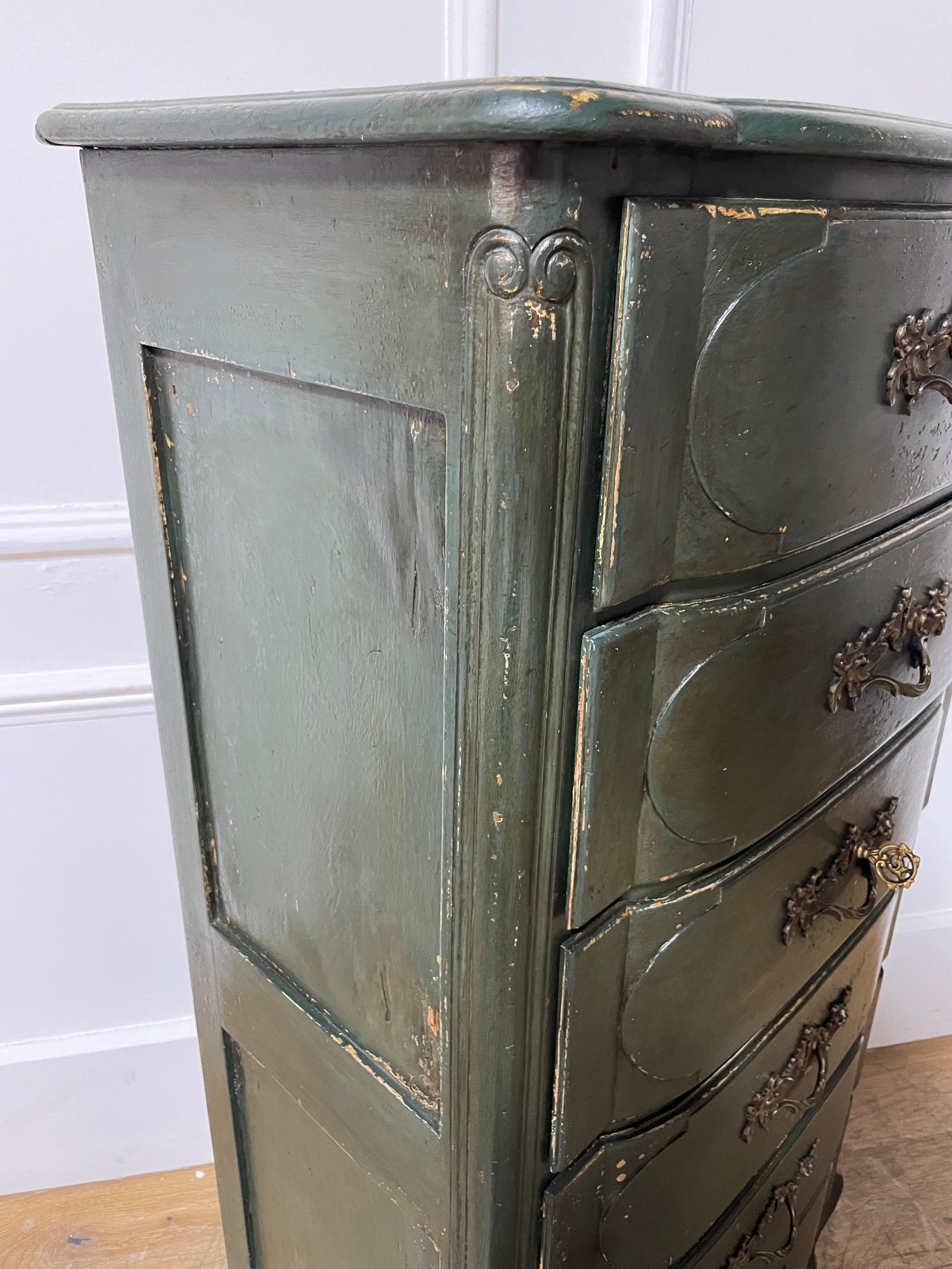 Grande commode étroite peinte de style Louis XV en vente 4
