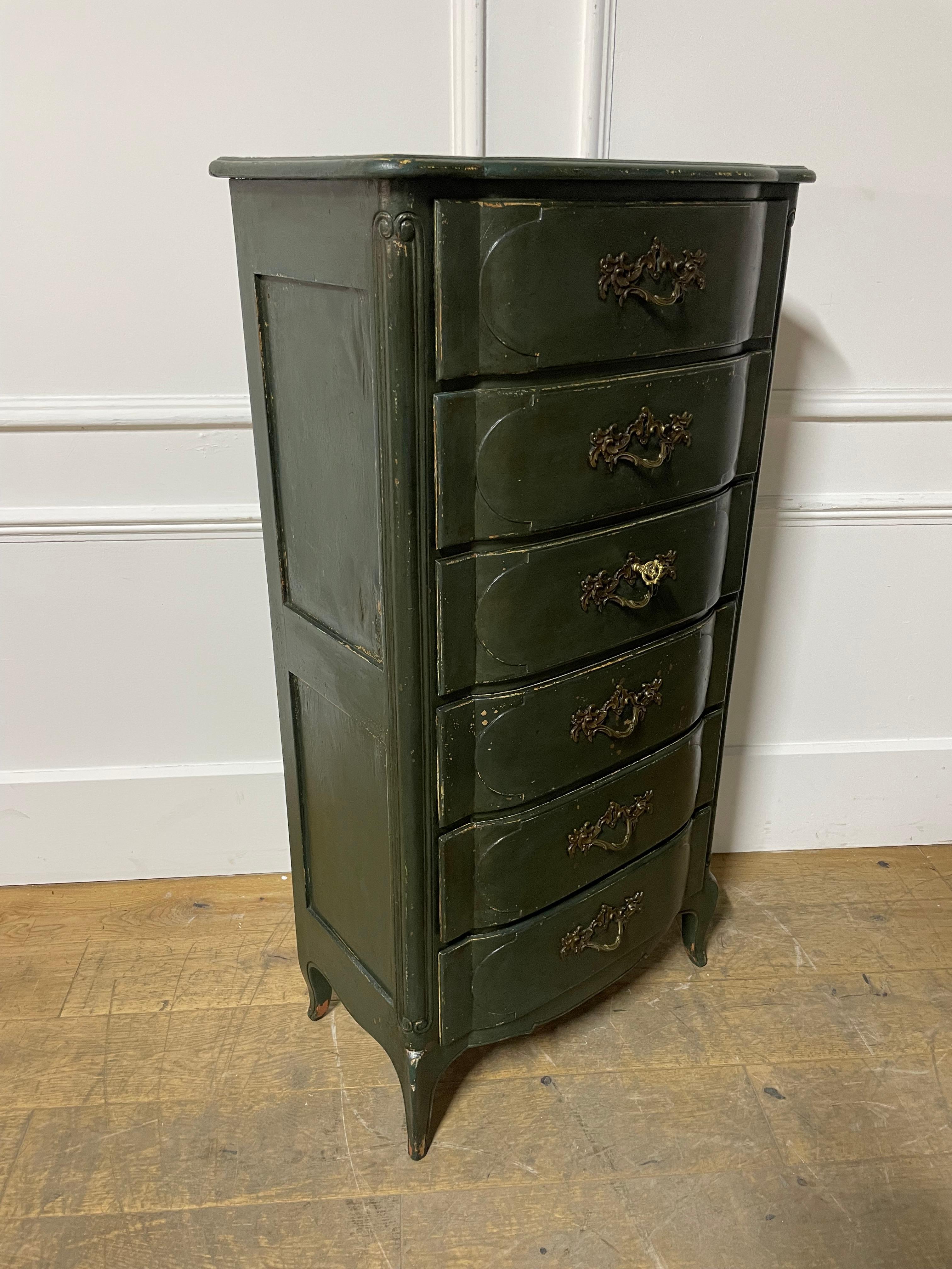 Grande commode étroite peinte de style Louis XV en vente 5