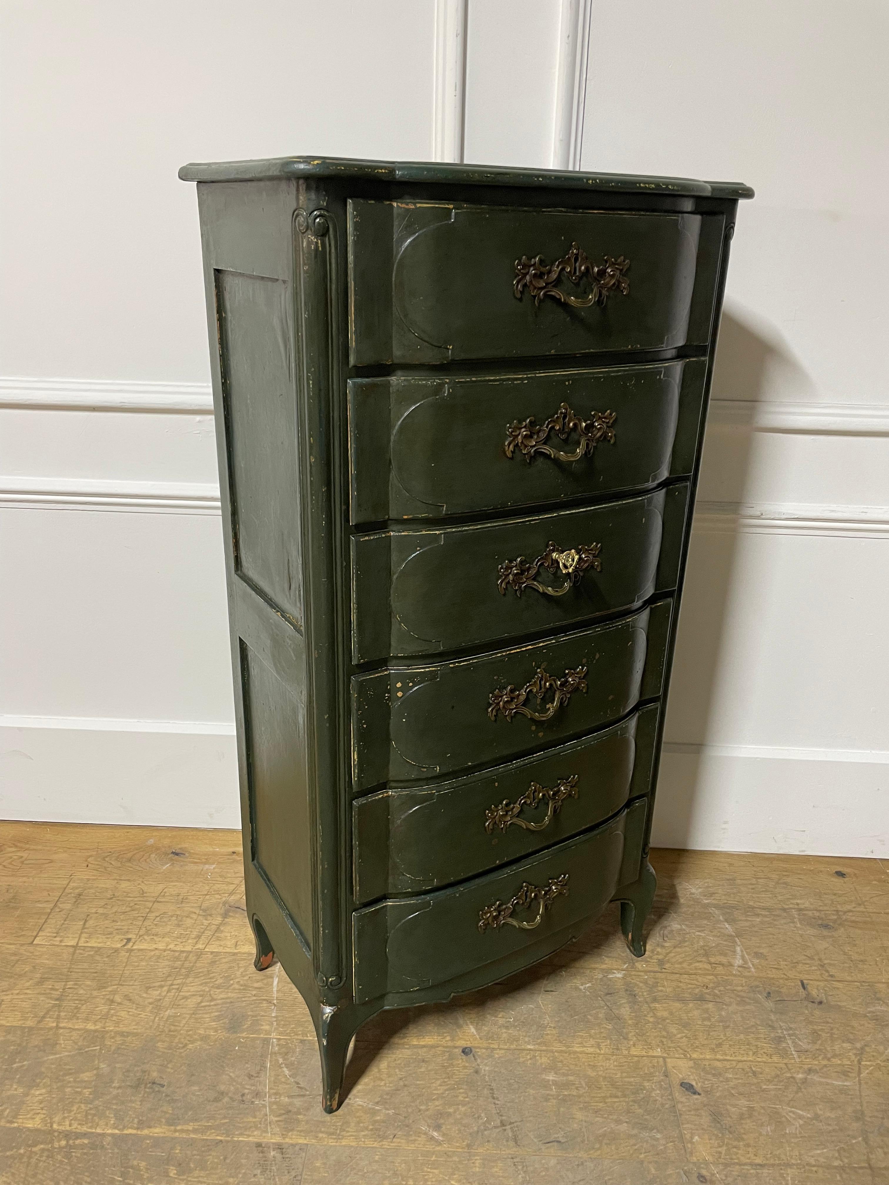 Grande commode étroite peinte de style Louis XV en vente 6
