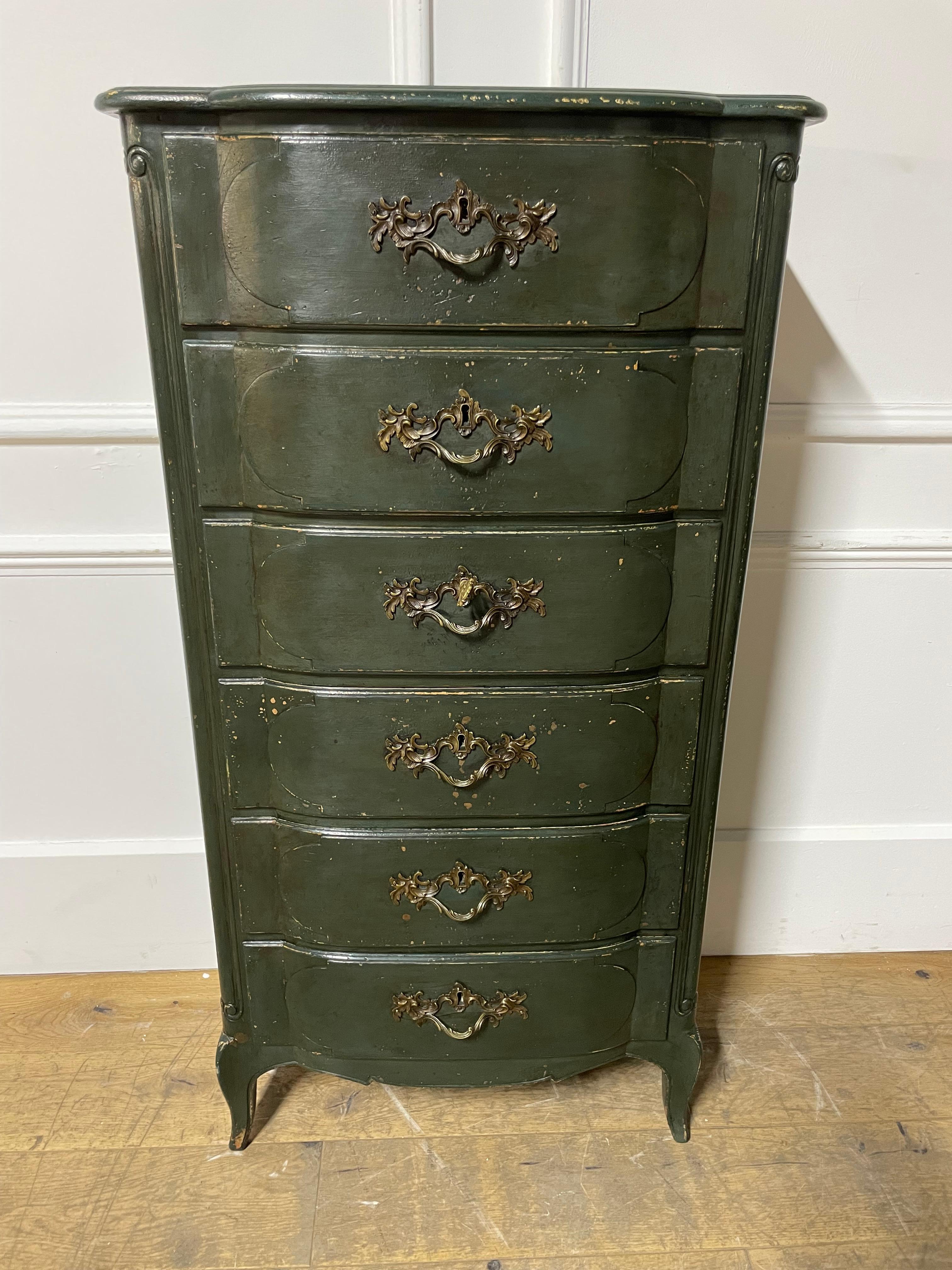 Très élégante commode étroite de style Louis XV du début du 20e siècle, avec poignées en laiton d'origine. 

Français circa 1920 de la région de Normandie, peint dans un vert foncé avec une finition vieillie. 

Hauteur 130 cm ou 51 pouces 
Largeur