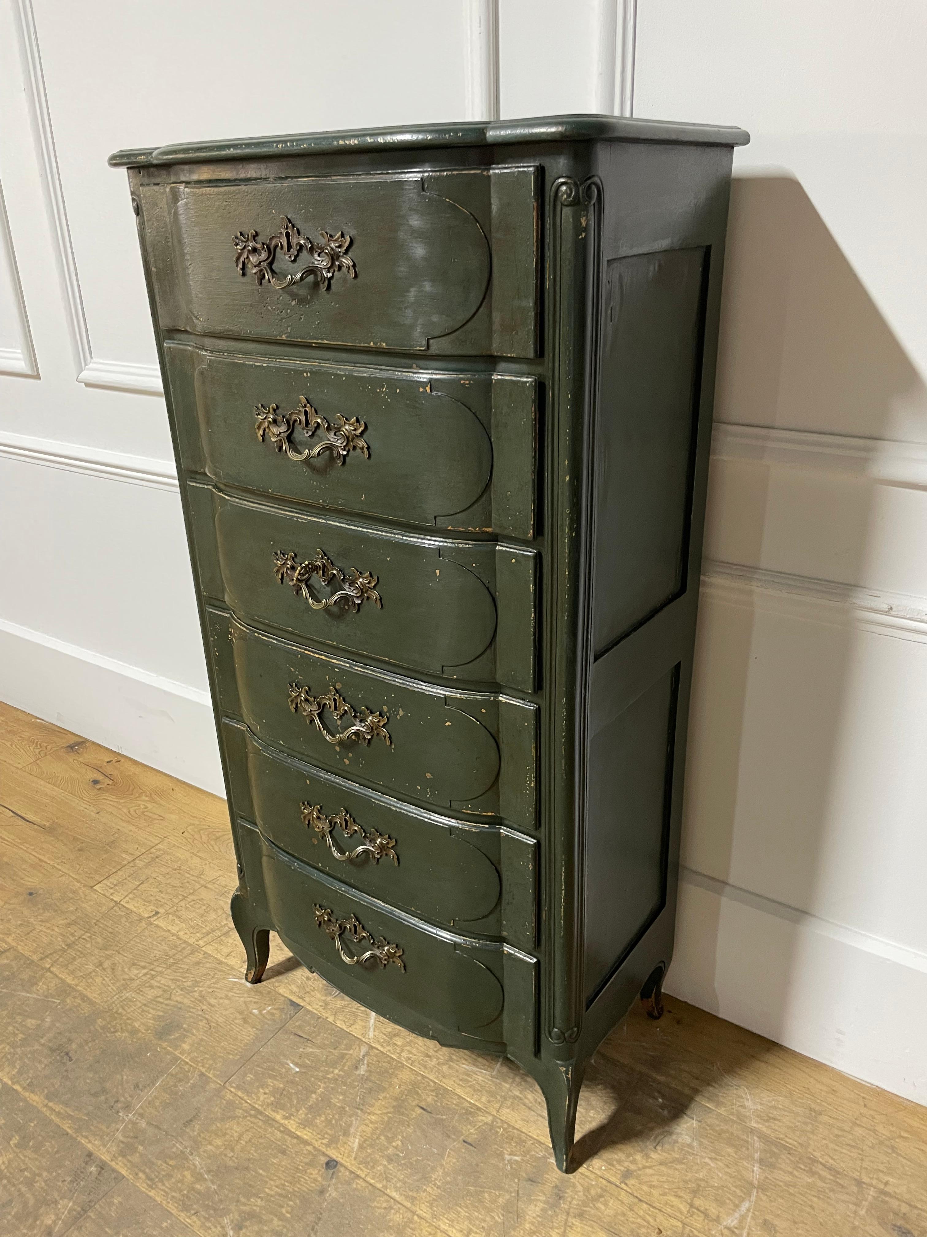 Français Grande commode étroite peinte de style Louis XV en vente
