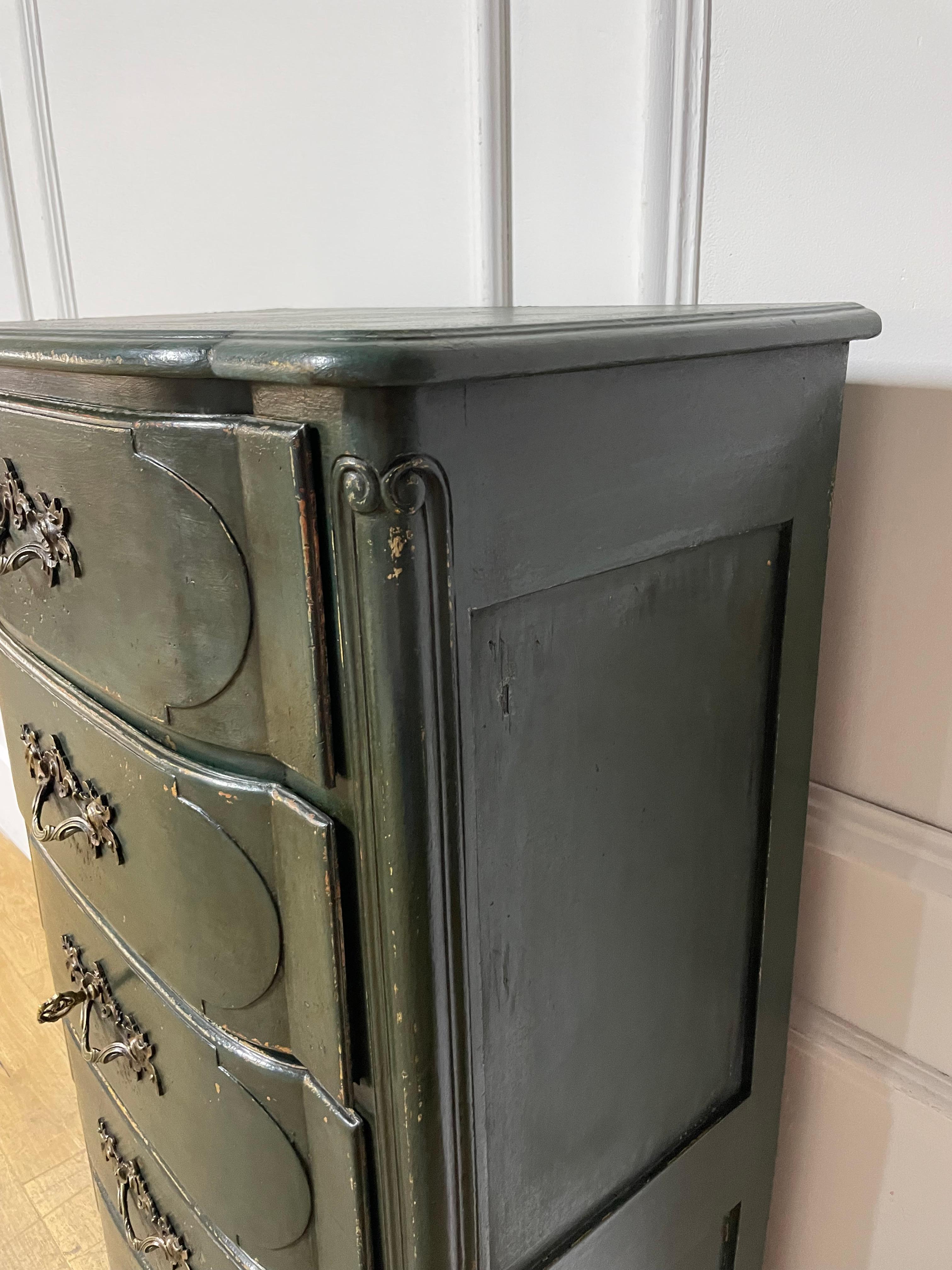 Grande commode étroite peinte de style Louis XV Bon état - En vente à Budleigh Salterton, GB