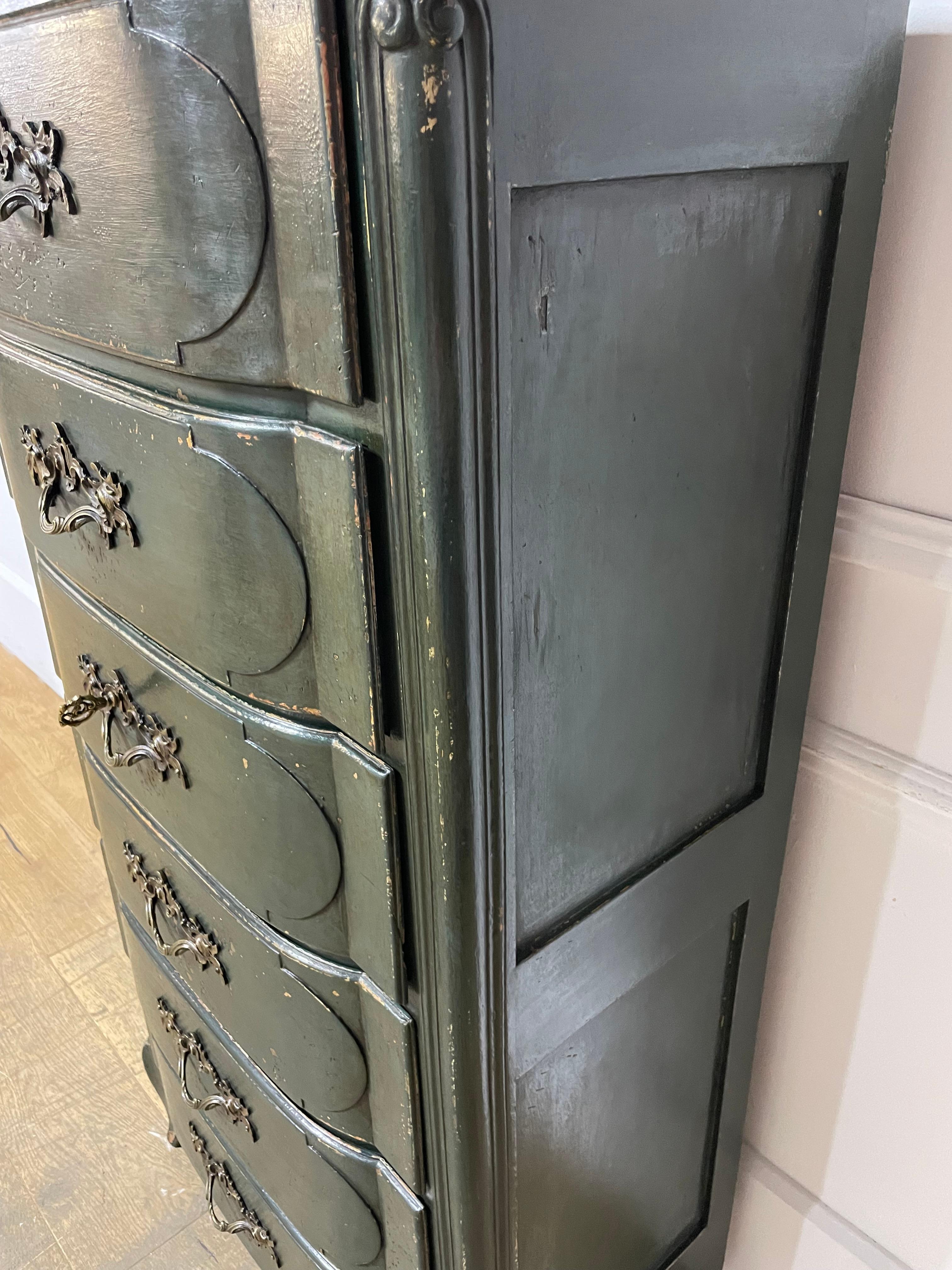 20ième siècle Grande commode étroite peinte de style Louis XV en vente