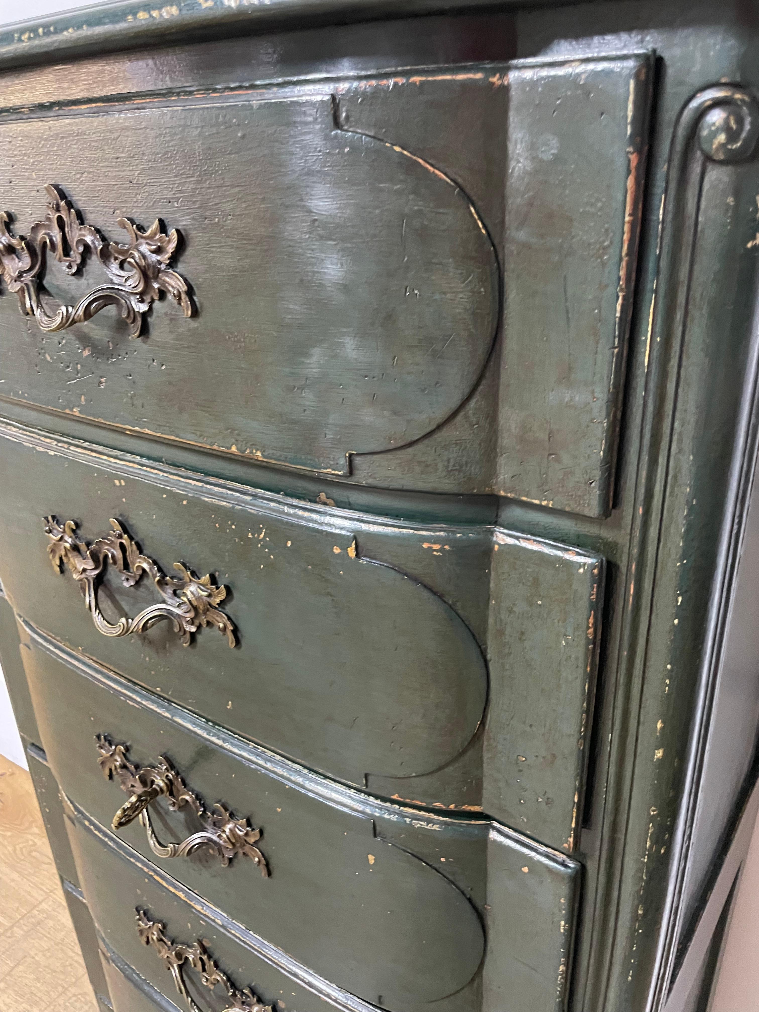Chêne Grande commode étroite peinte de style Louis XV en vente