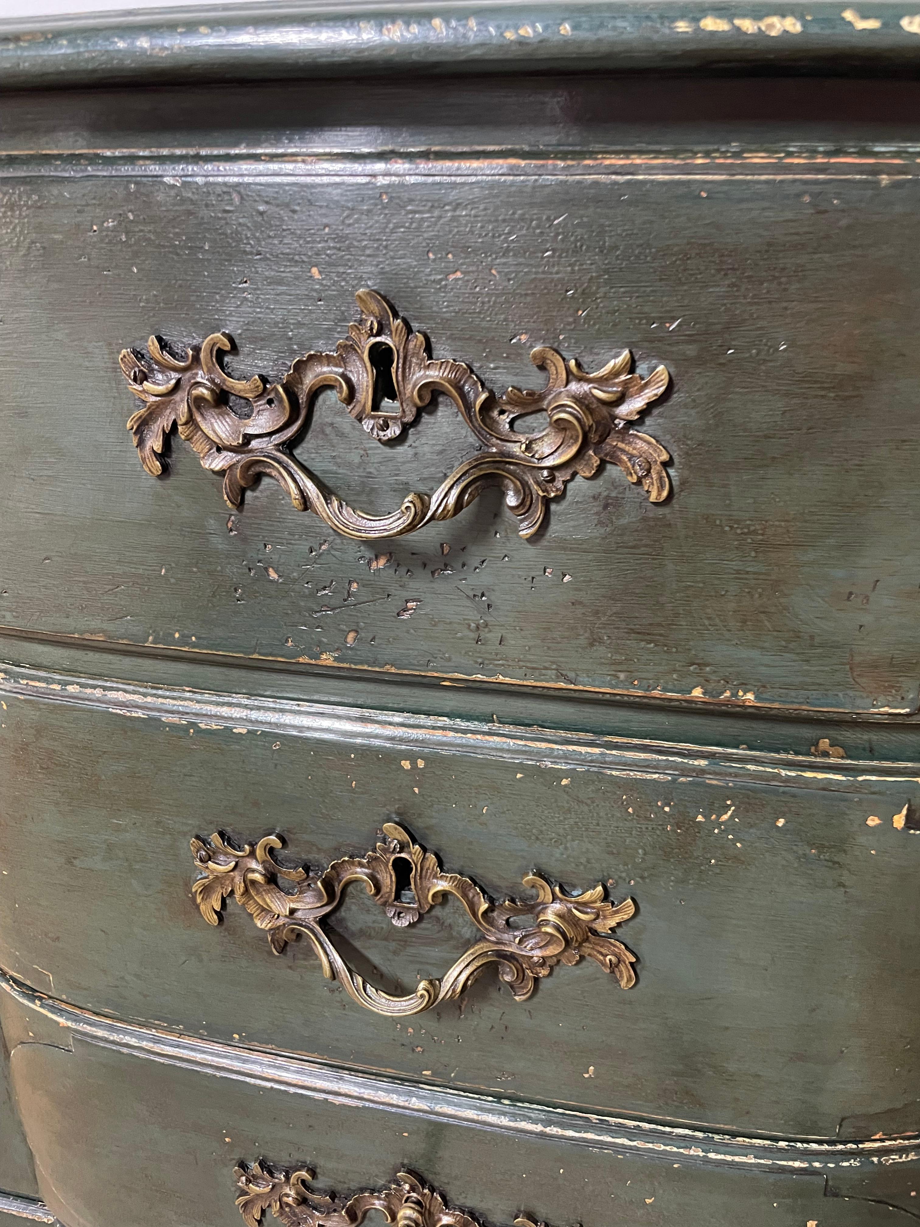 Grande commode étroite peinte de style Louis XV en vente 1