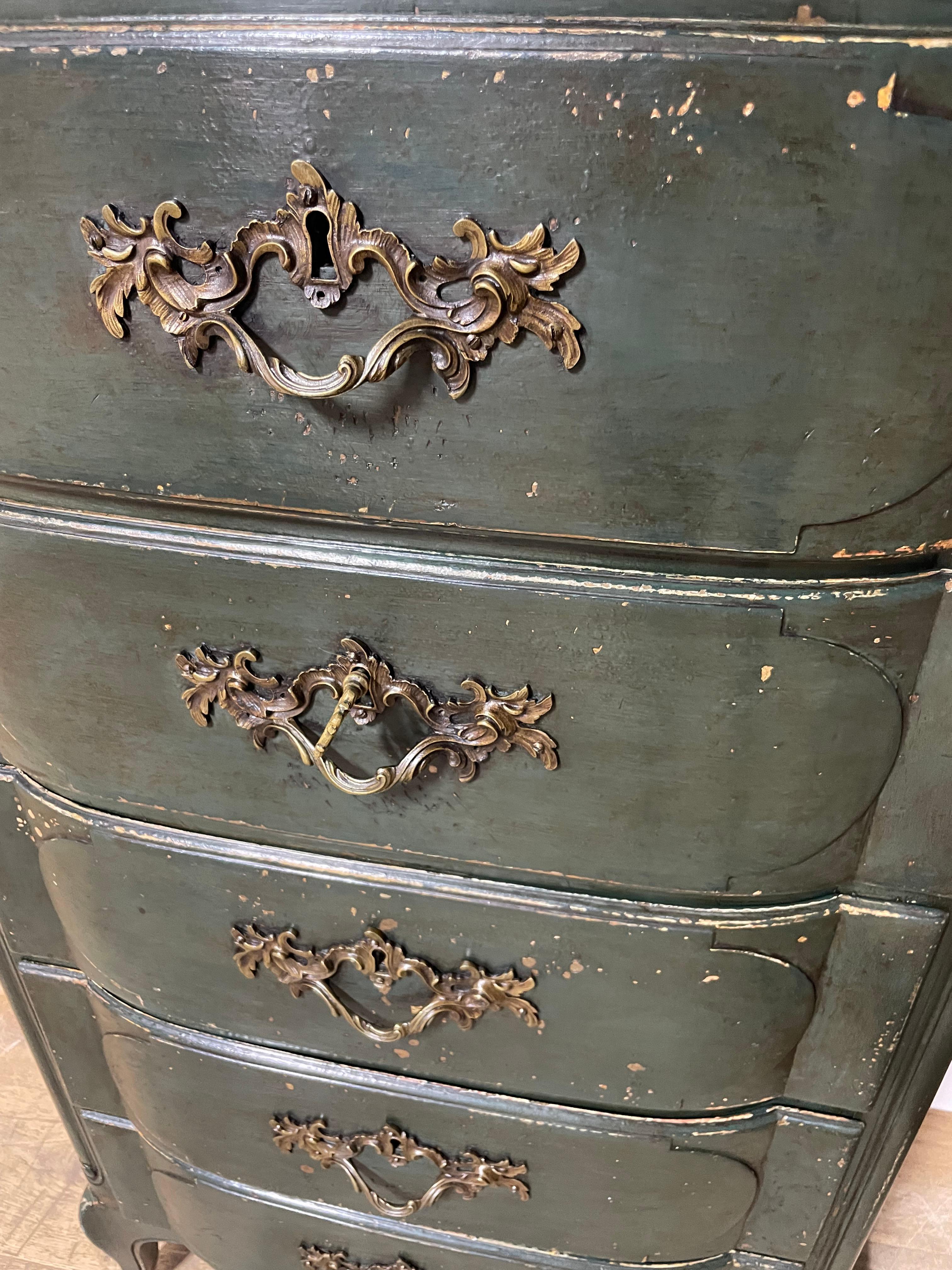Grande commode étroite peinte de style Louis XV en vente 2