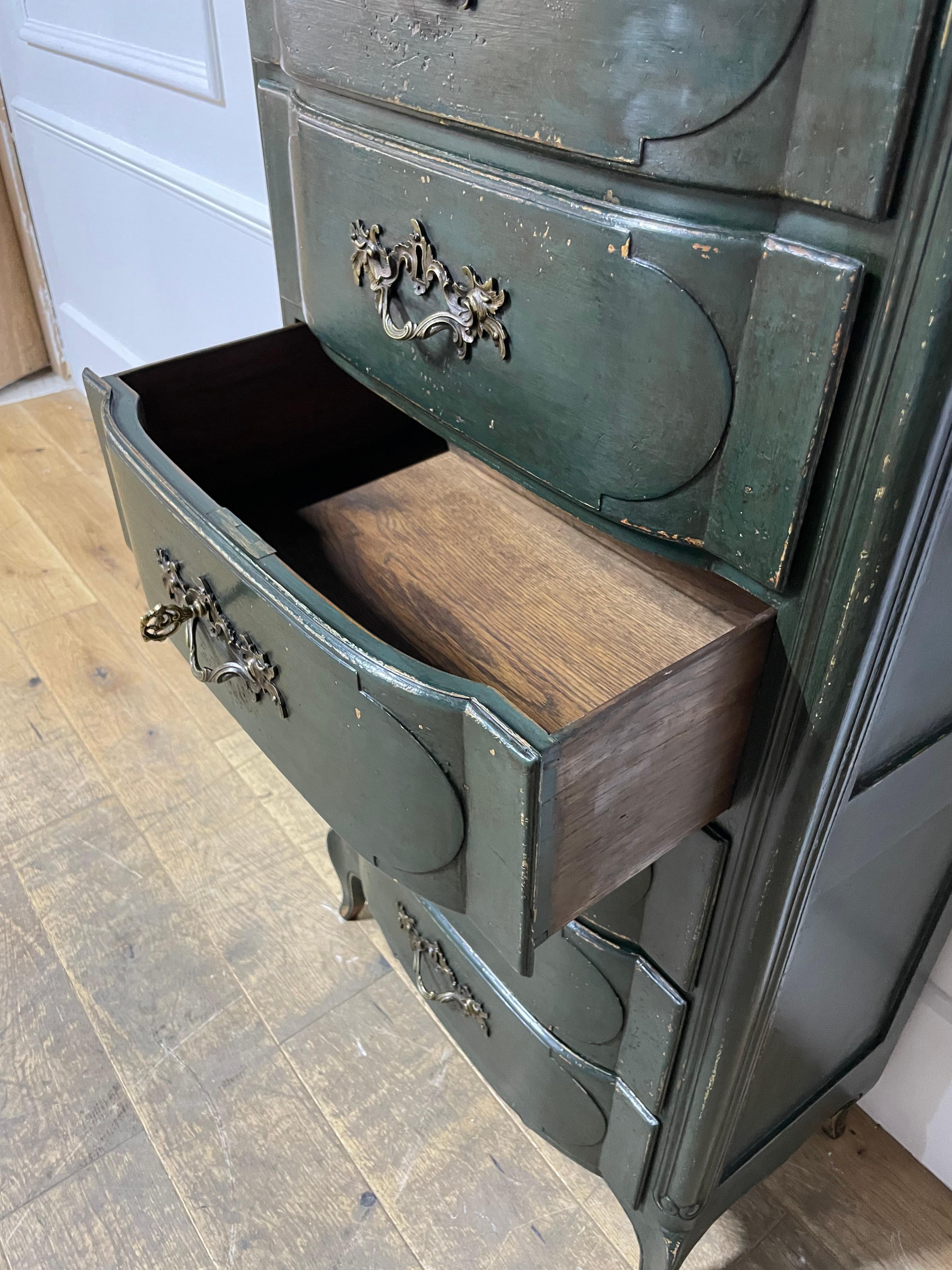 Grande commode étroite peinte de style Louis XV en vente 3