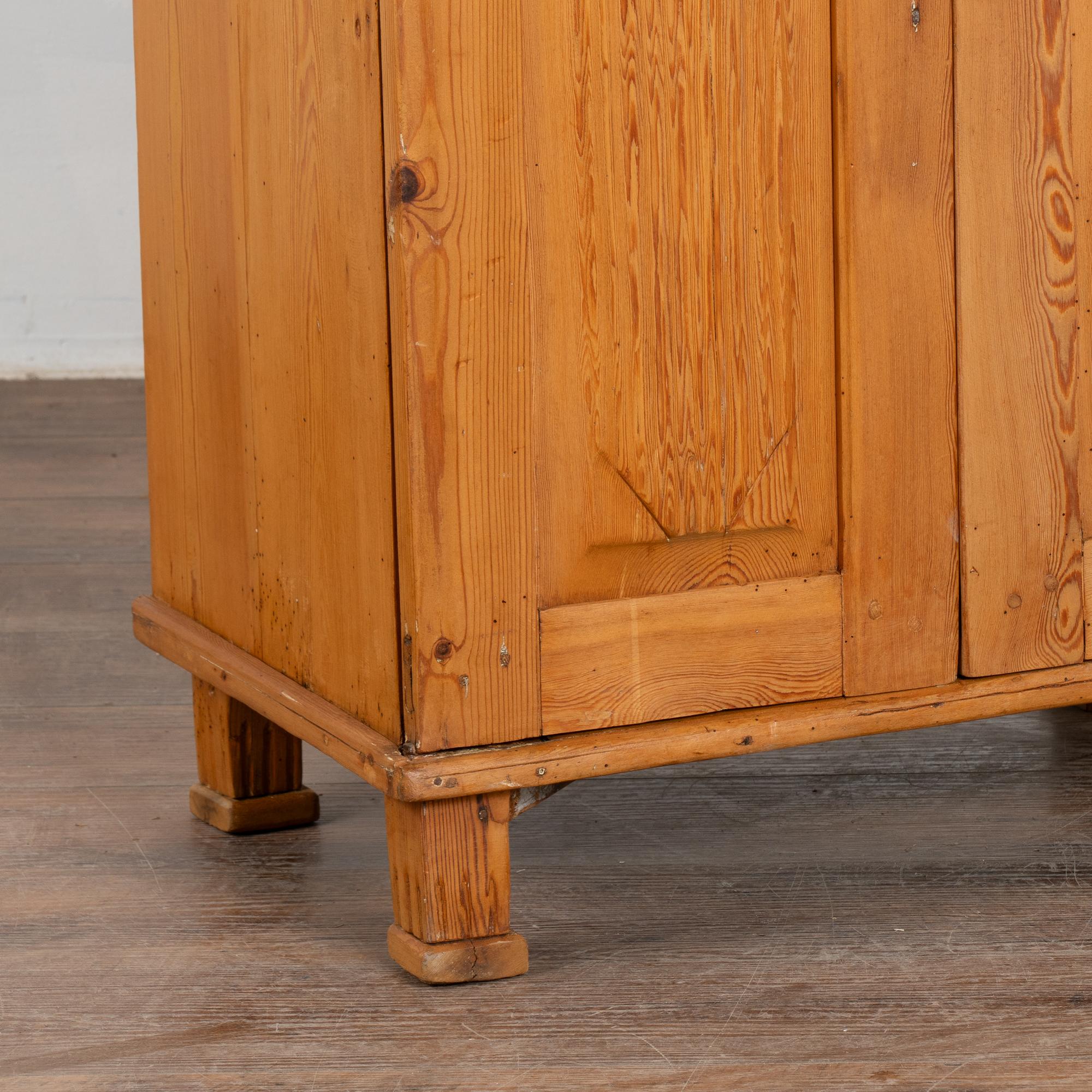 Credenza alta e stretta in pino con cassetto, Svezia, 1890 circa in vendita 3