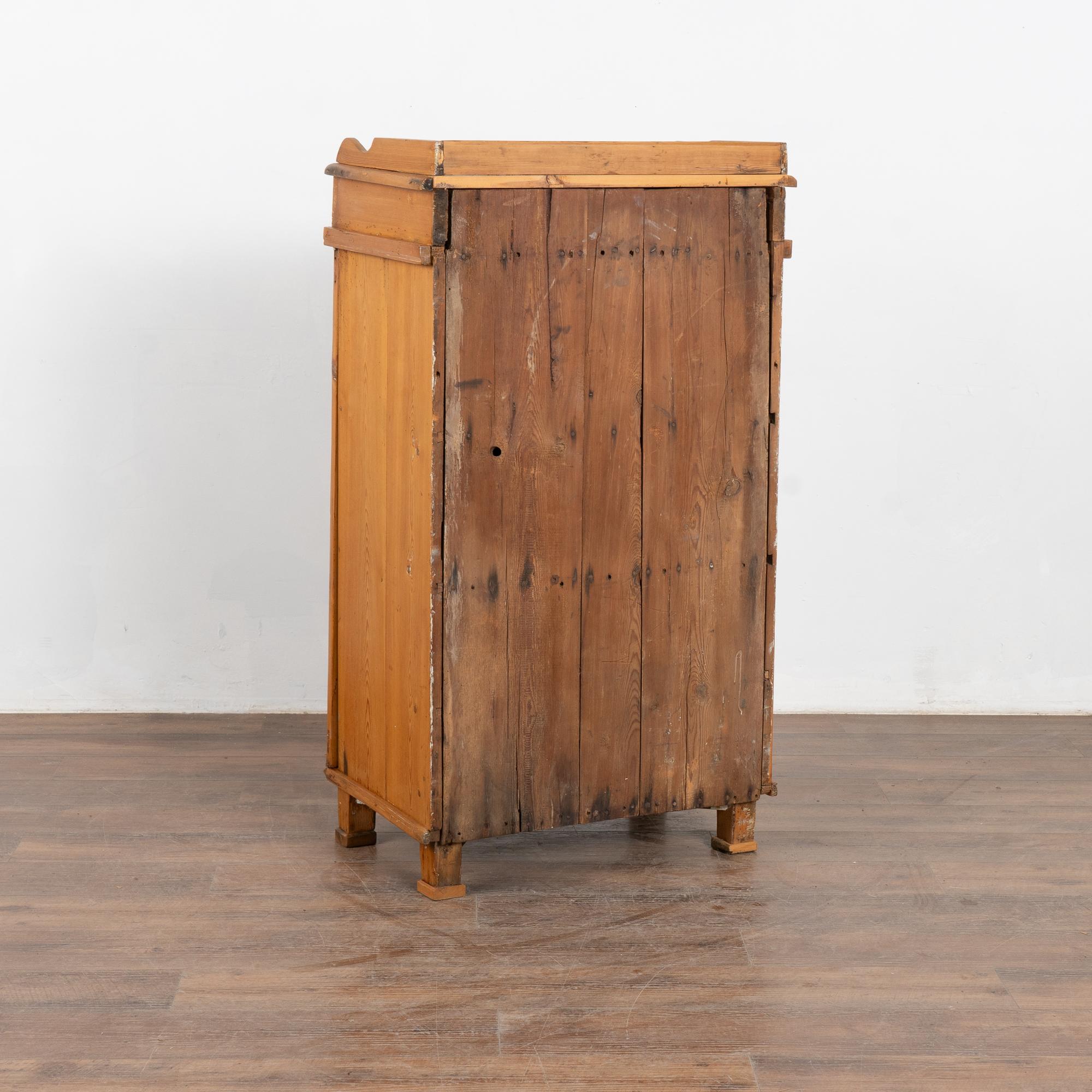 Credenza alta e stretta in pino con cassetto, Svezia, 1890 circa in vendita 5