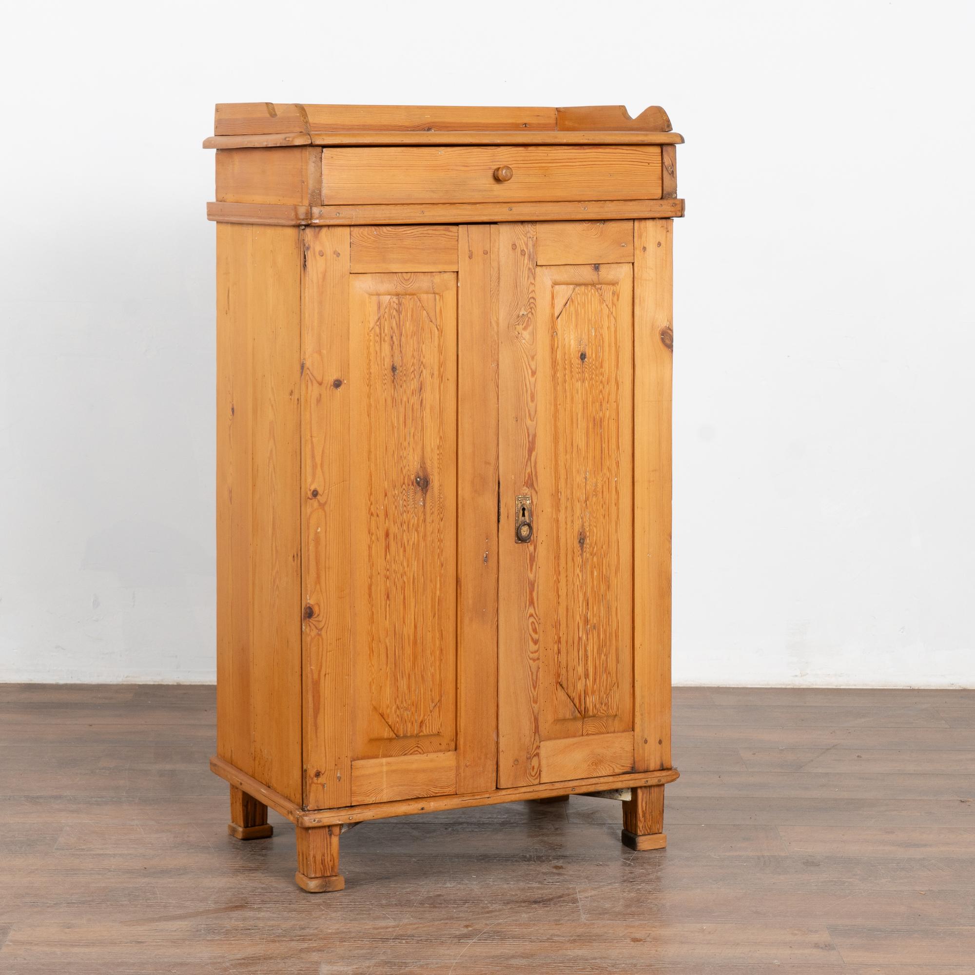 Questa credenza country svedese è alta 4' e mantiene il suo semplice fascino country con una finitura cerata sul pino naturale.
Questa piccola credenza è stata restaurata; è robusta, stabile e pronta all'uso. Il cassetto funziona, l'anta sinistra è