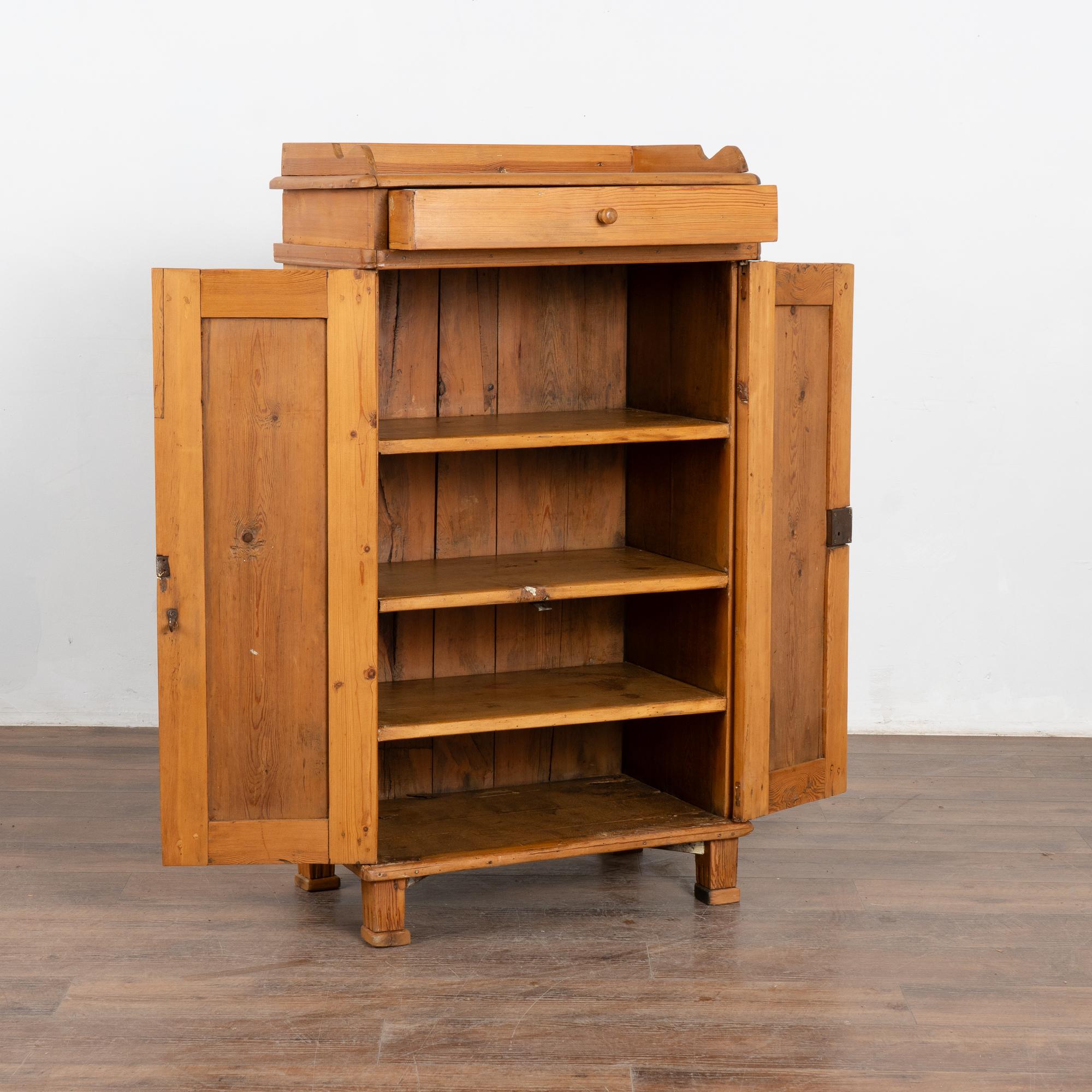 Country Credenza alta e stretta in pino con cassetto, Svezia, 1890 circa in vendita