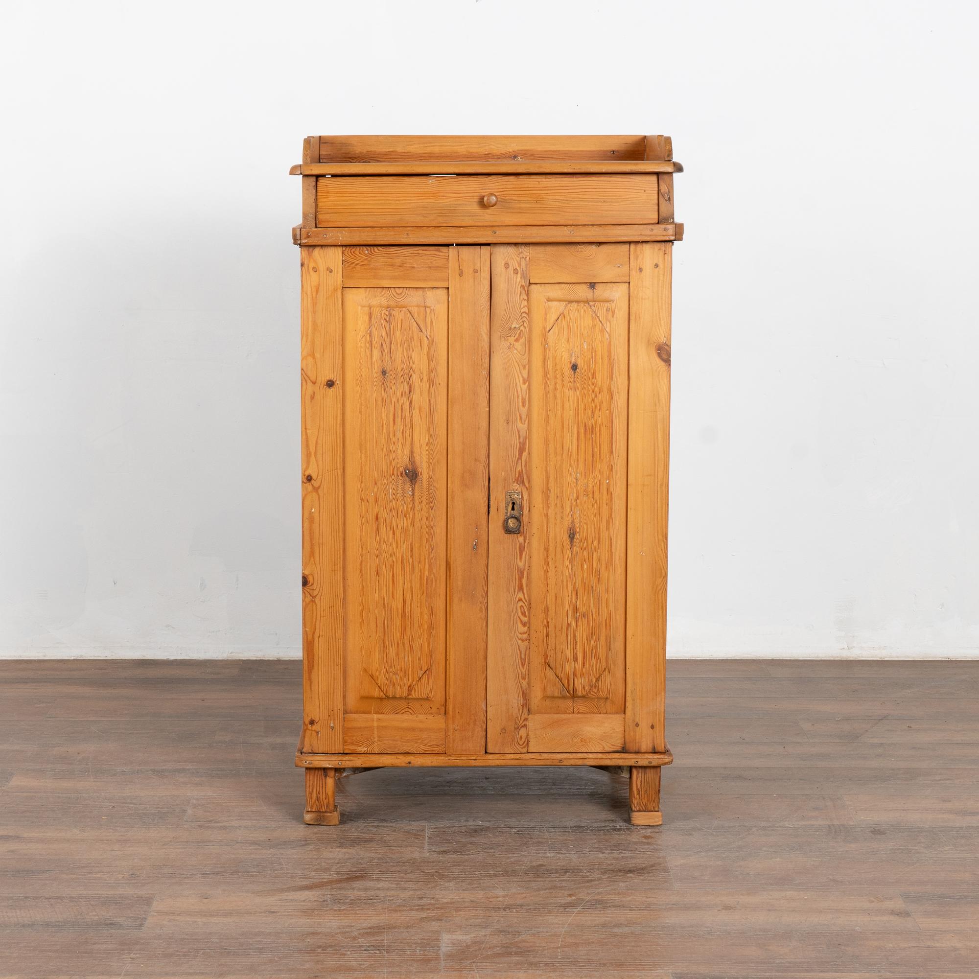 Svedese Credenza alta e stretta in pino con cassetto, Svezia, 1890 circa in vendita