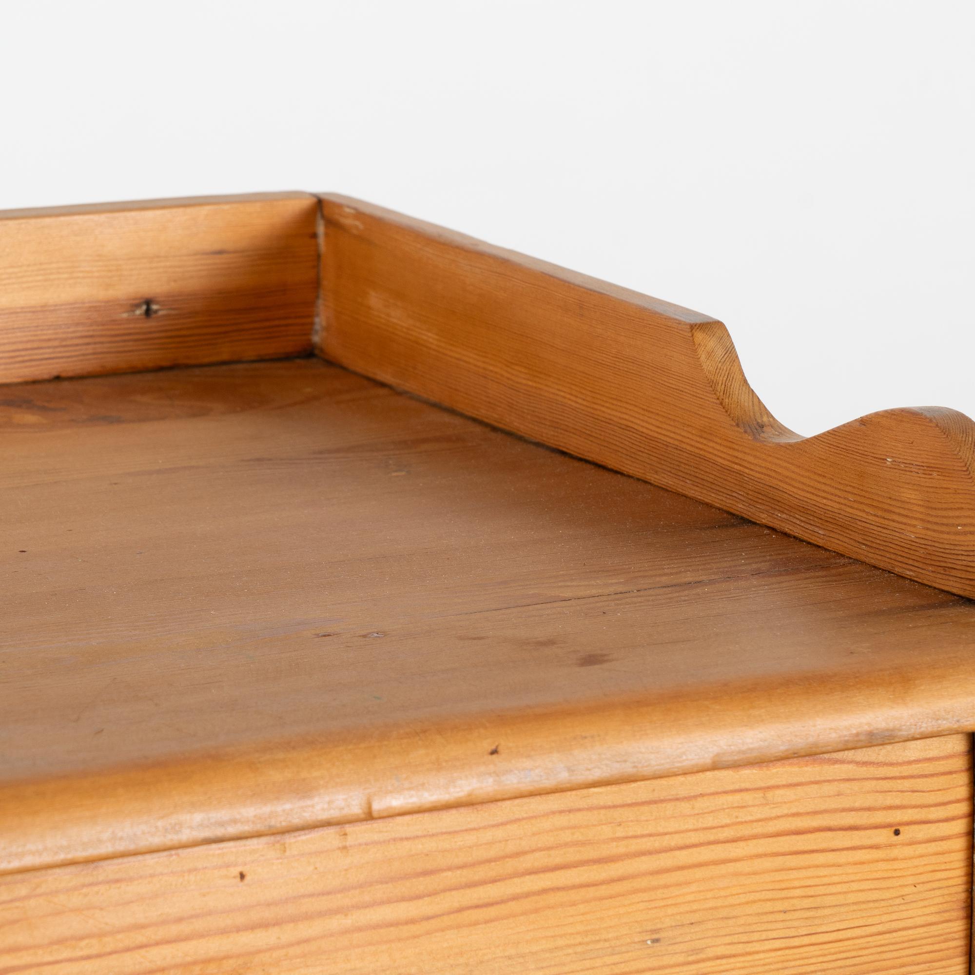 Credenza alta e stretta in pino con cassetto, Svezia, 1890 circa In condizioni buone in vendita a Round Top, TX