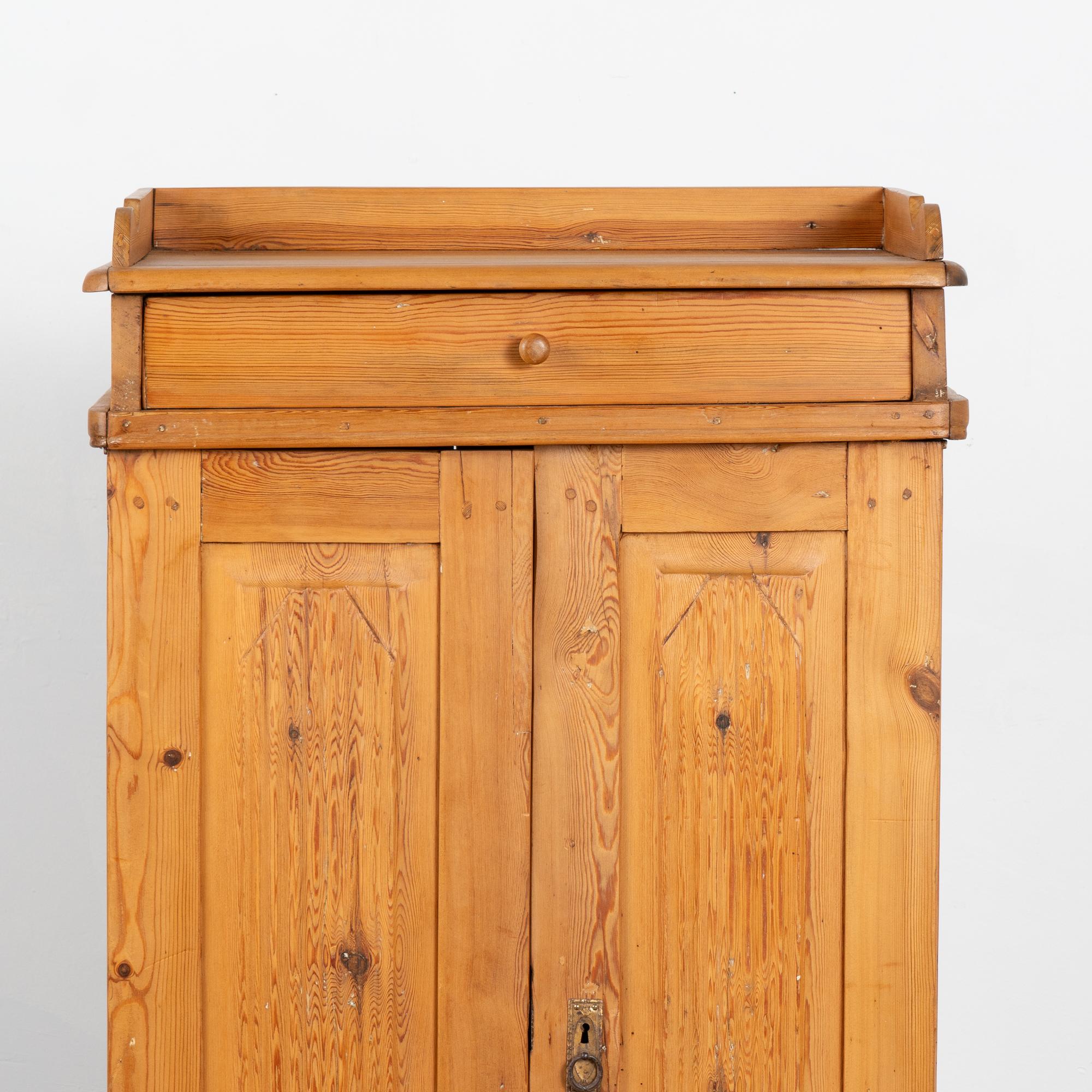 XIX secolo Credenza alta e stretta in pino con cassetto, Svezia, 1890 circa in vendita