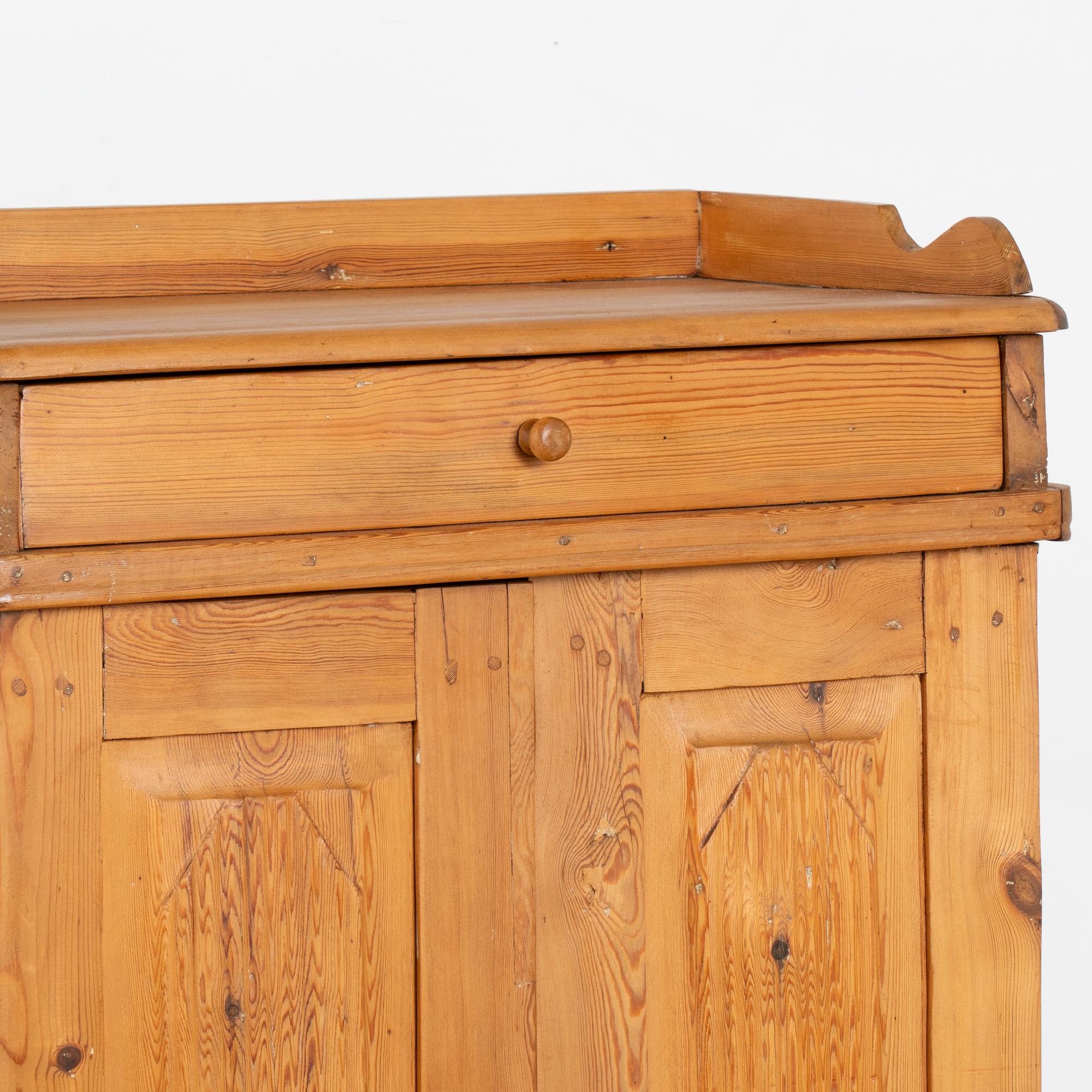 Pino Credenza alta e stretta in pino con cassetto, Svezia, 1890 circa in vendita