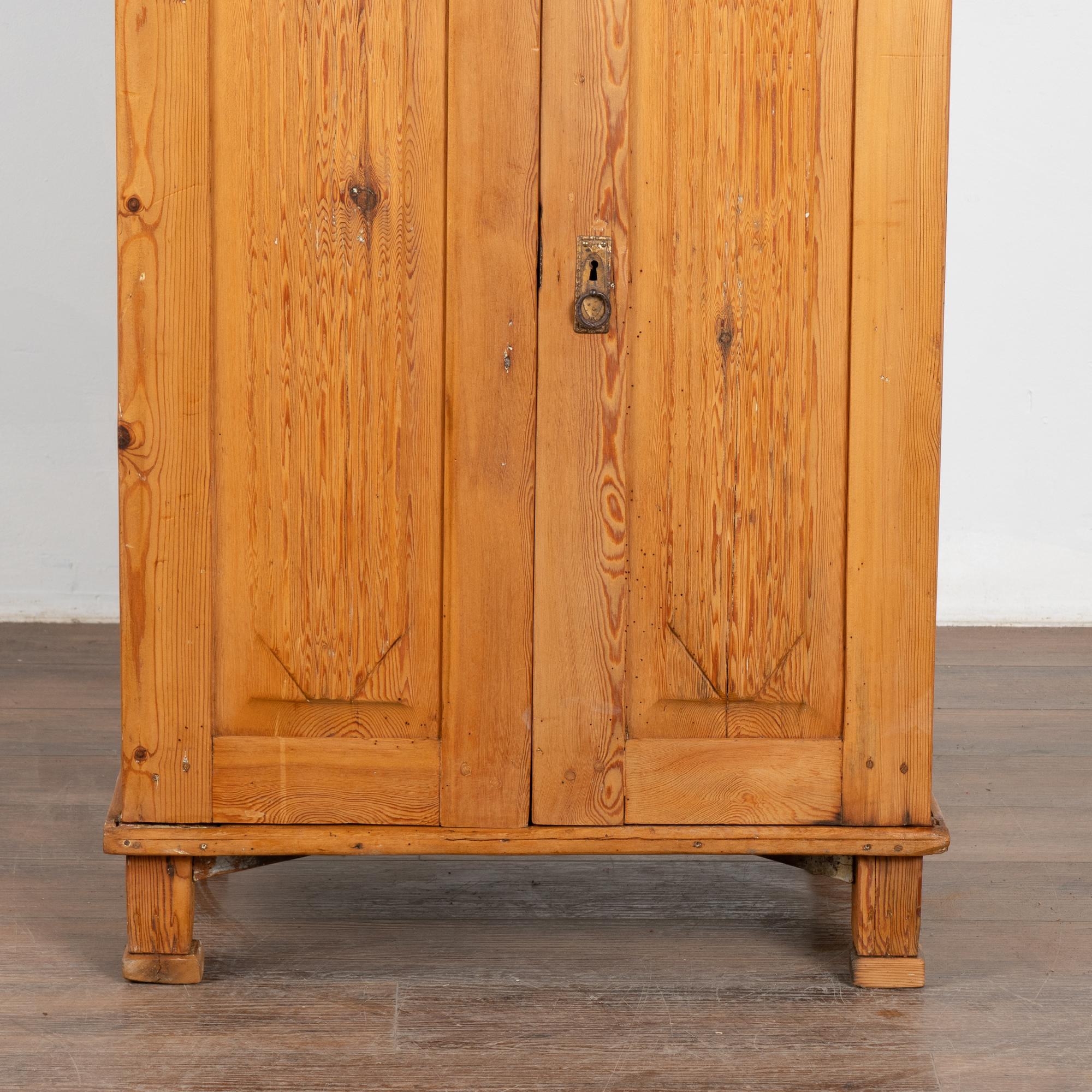 Credenza alta e stretta in pino con cassetto, Svezia, 1890 circa in vendita 1