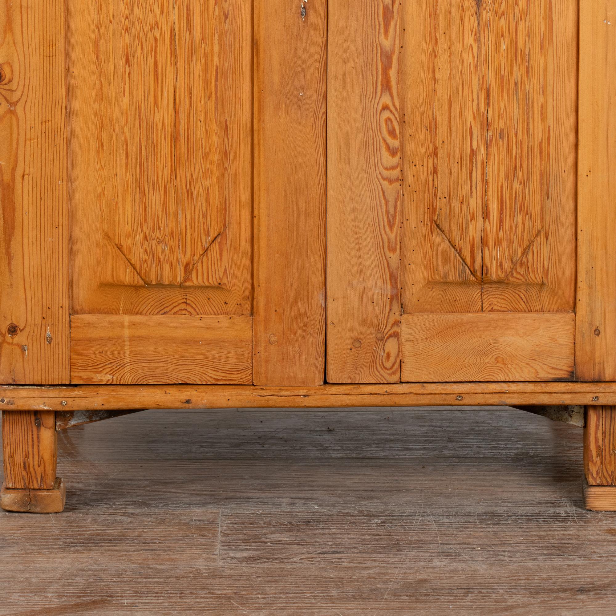 Credenza alta e stretta in pino con cassetto, Svezia, 1890 circa in vendita 2