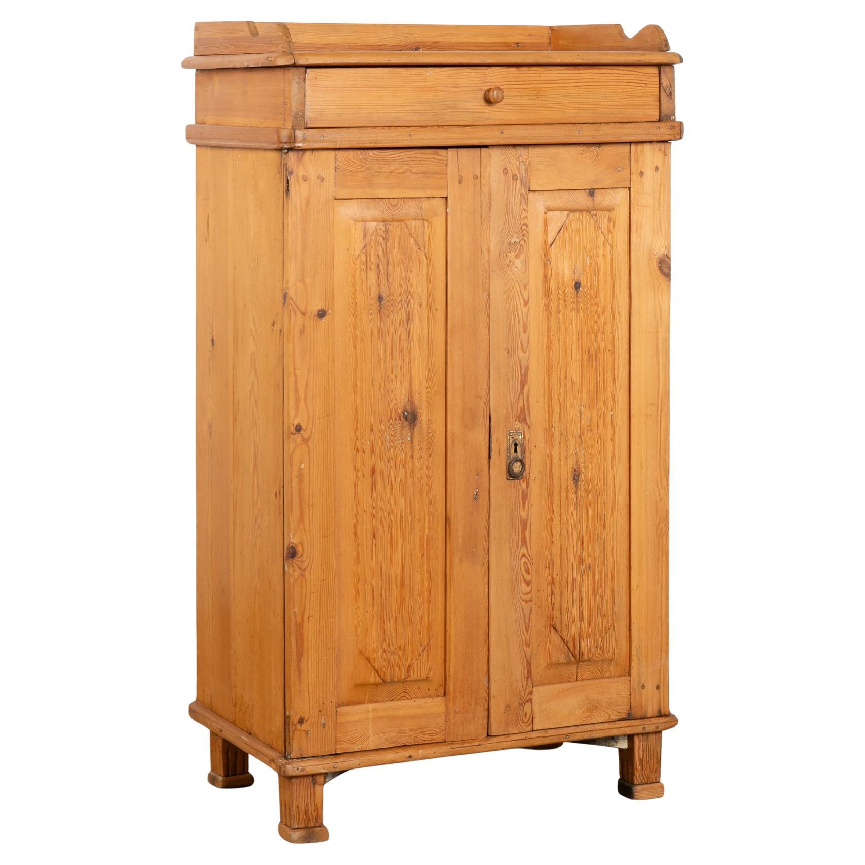 Aparador alto y estrecho de pino con cajón, Suecia circa 1890