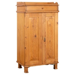 Aparador alto y estrecho de pino con cajón, Suecia circa 1890