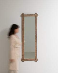 Specchio alto e stretto in rovere invecchiato, artigianato francese, design degli anni ’70
