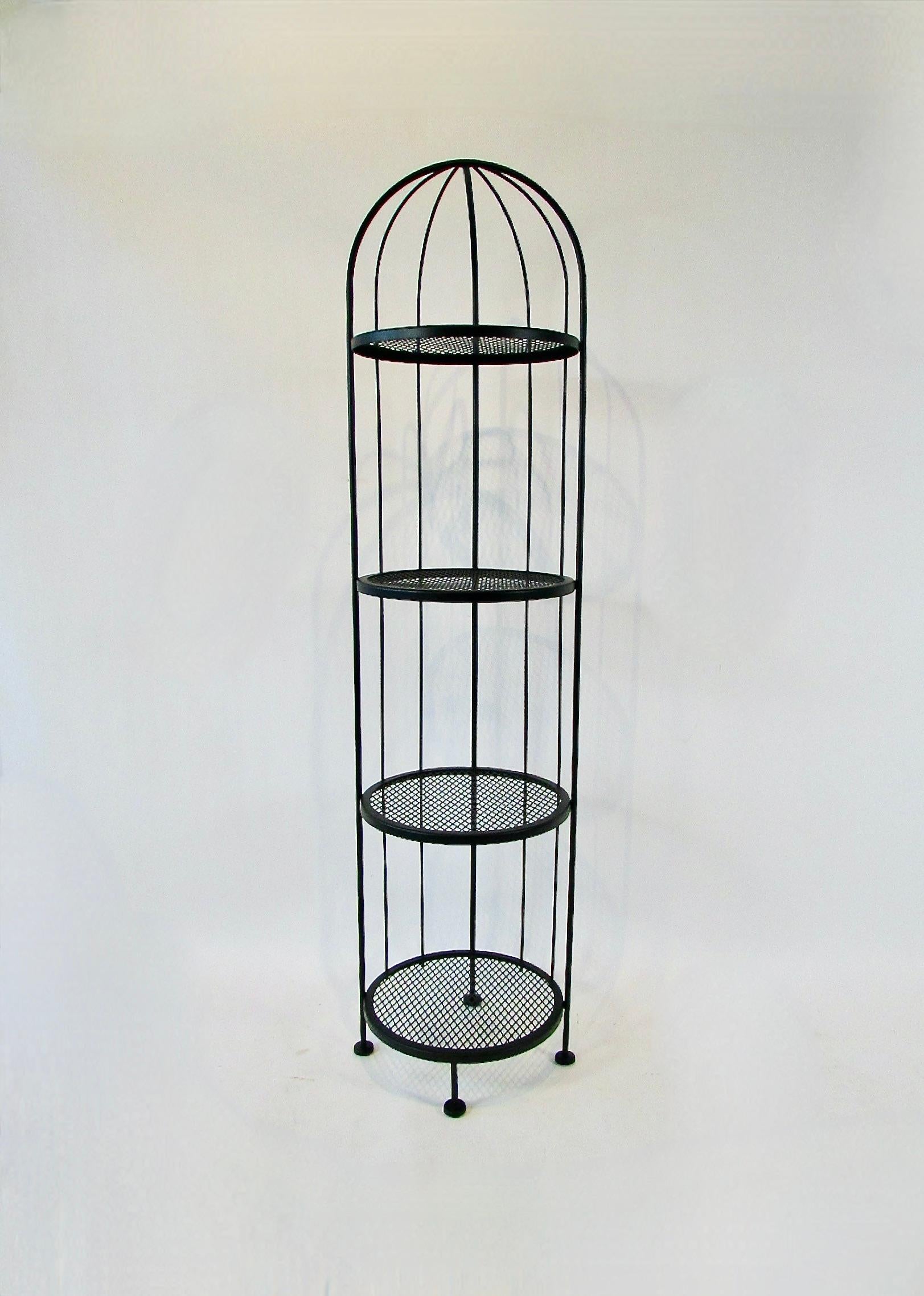 Mid-Century moderno Etagere alta e stretta di Woodard con finitura nera opaca in vendita