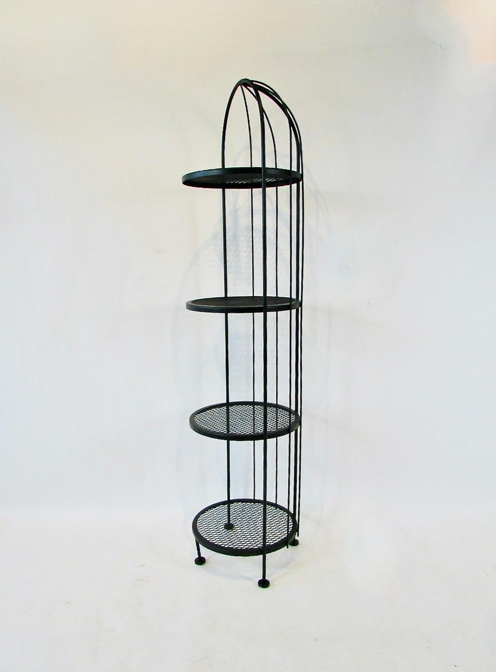 Verniciatura a polvere Etagere alta e stretta di Woodard con finitura nera opaca in vendita