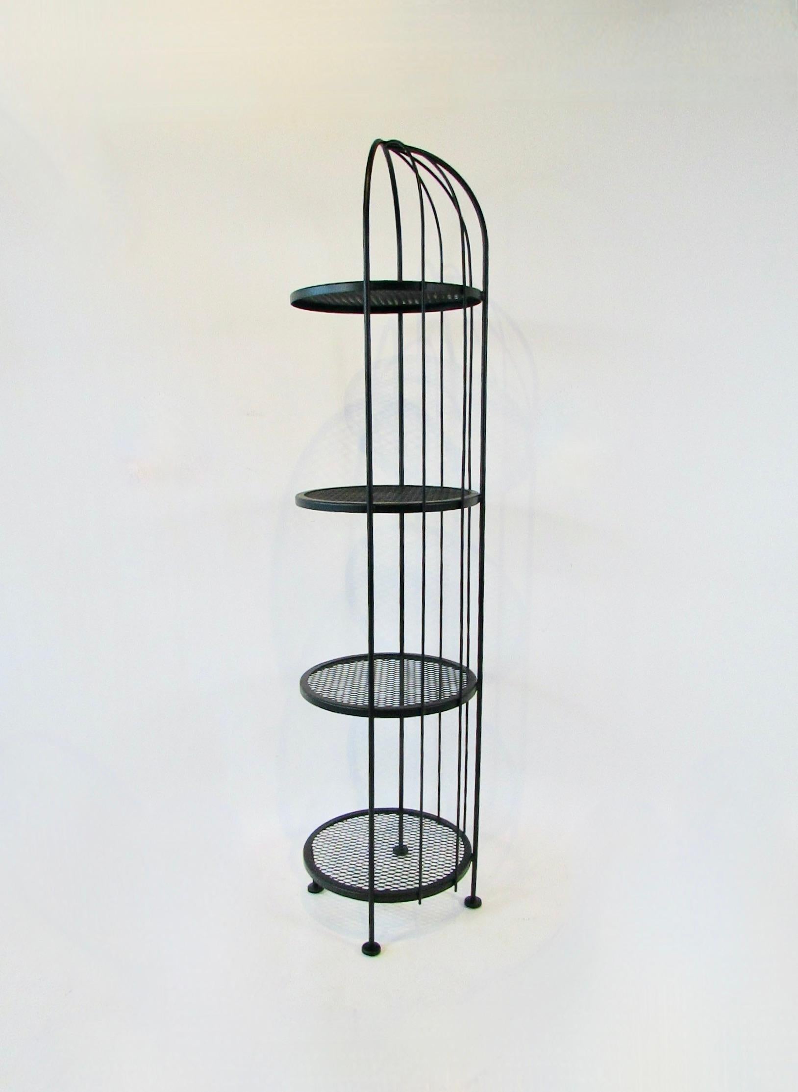 Etagere alta e stretta di Woodard con finitura nera opaca In condizioni buone in vendita a Ferndale, MI